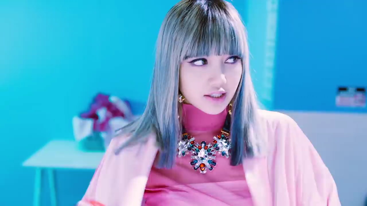 Lisa (BLACKPINK) nhuộm tóc xanh, mặc đồ hồng, đeo dây chuyền to bản trong MV Whistle