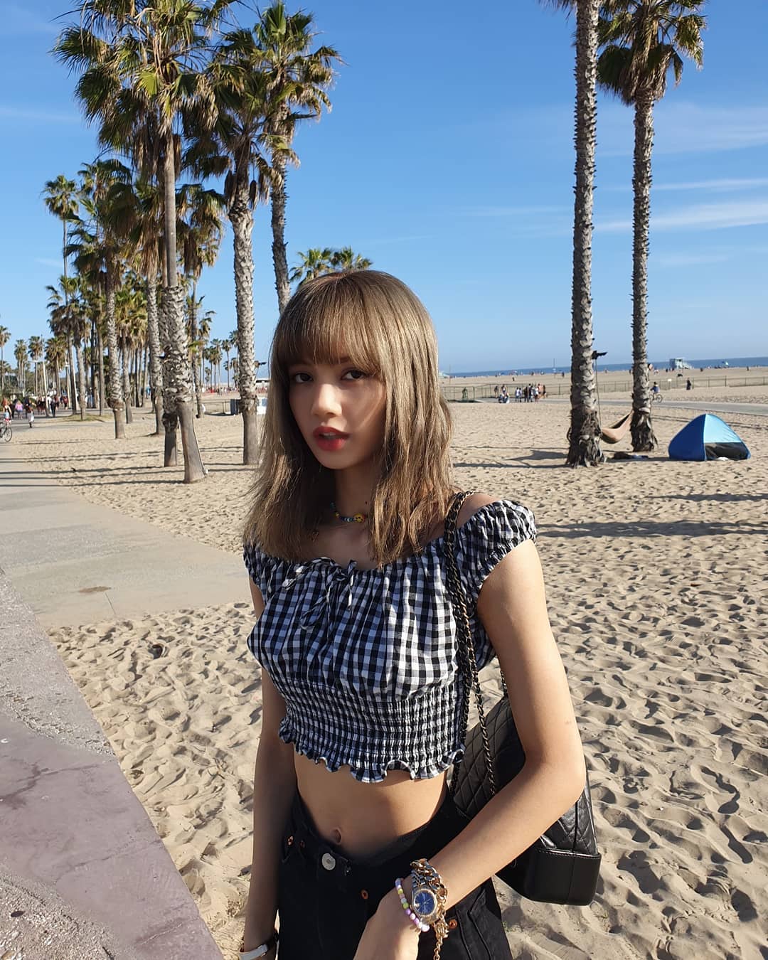 Lisa mặc áo crop-top hở vai kẻ caro