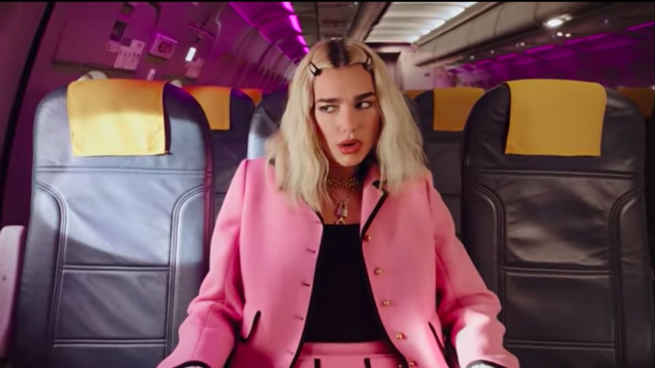 Dua Lipa mặc skirt suit màu hồng của Miu Miu trong MV Break My Heart