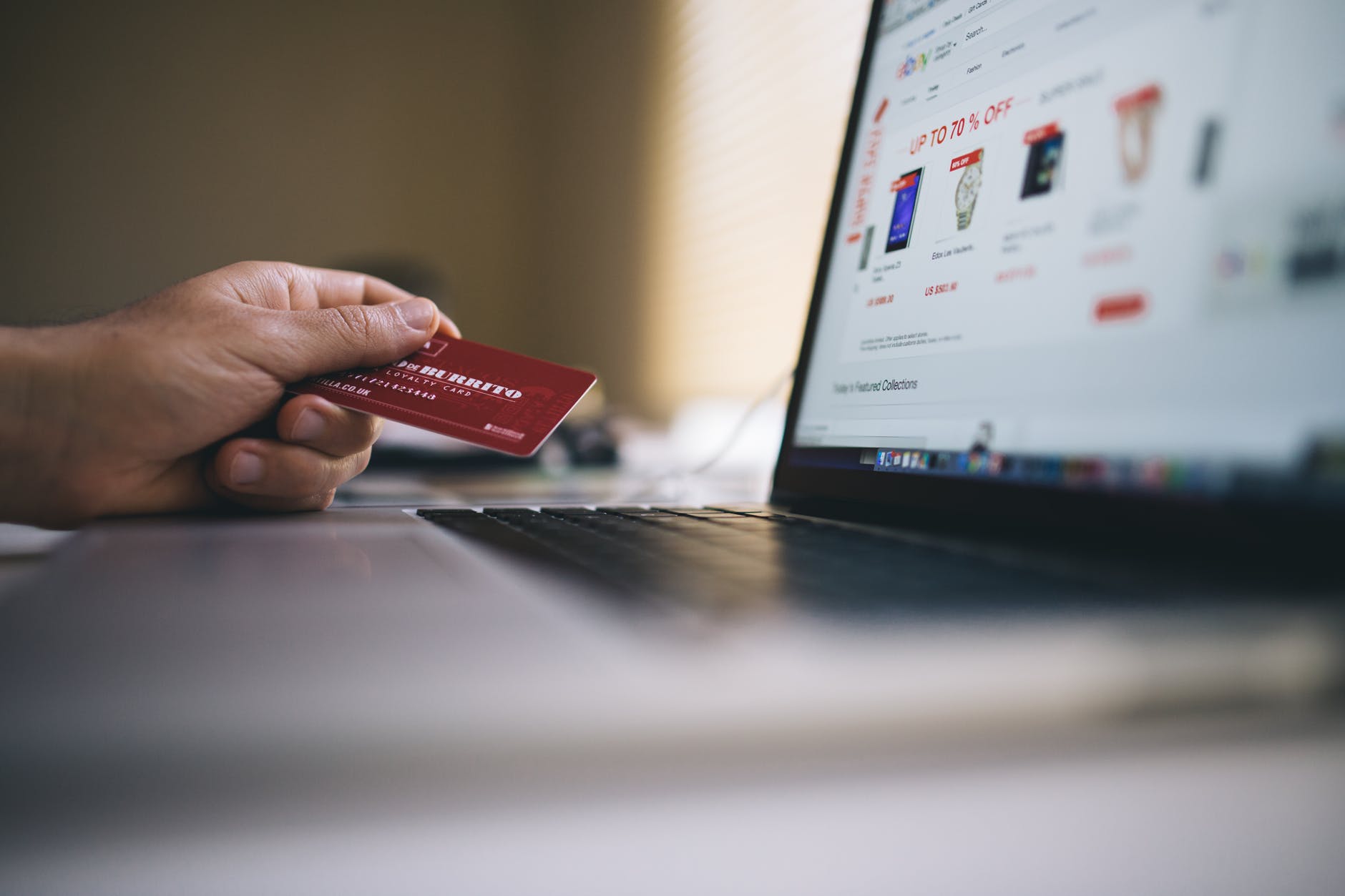 sử dụng thẻ tín dụng để thanh toán khi mua sắm trên mạng online