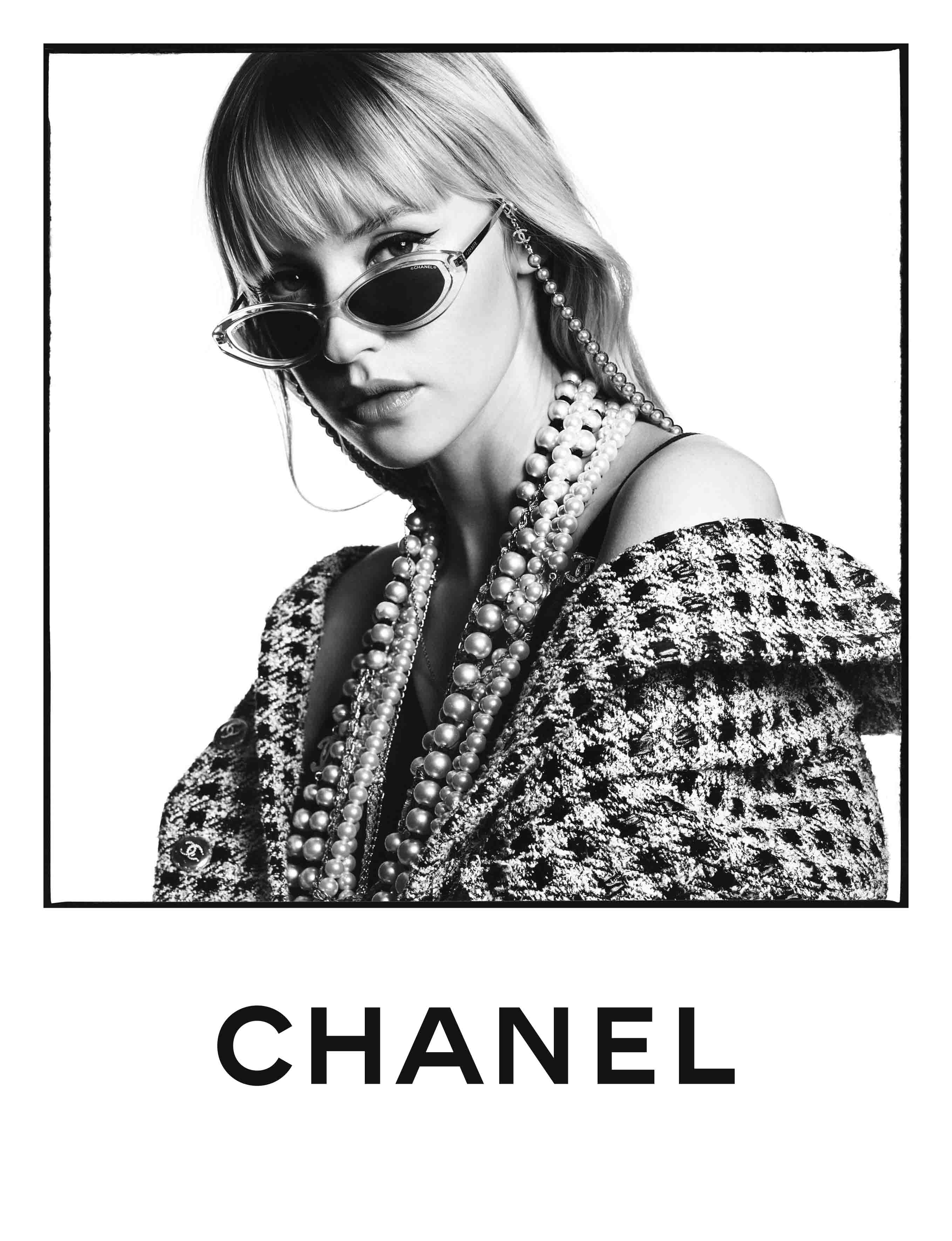 nữ ca sĩ Angèle trong chiến dịch kính mát Xuân-Hè 2020 của Chanel