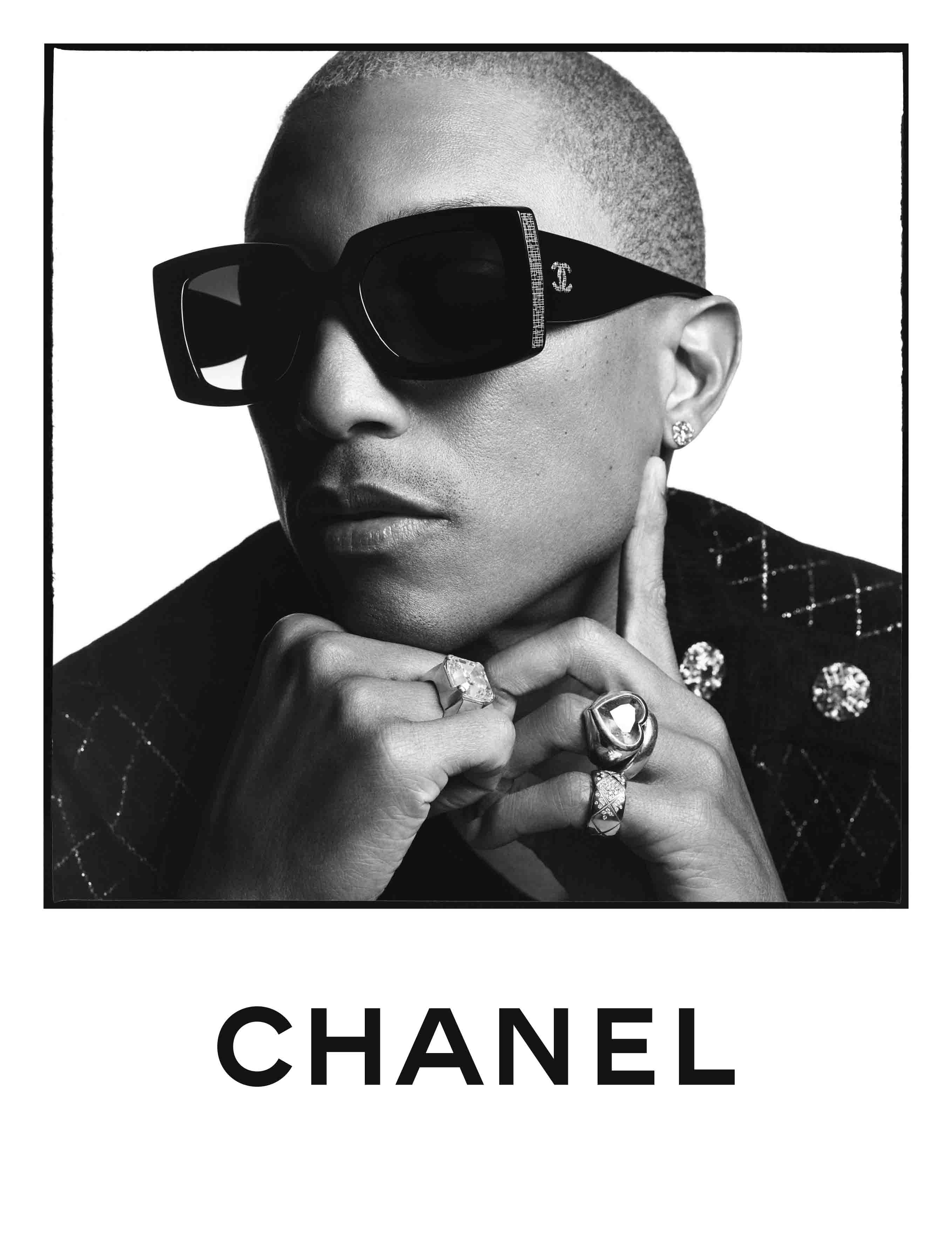 Pharrell Williams đeo kính mát Chanel