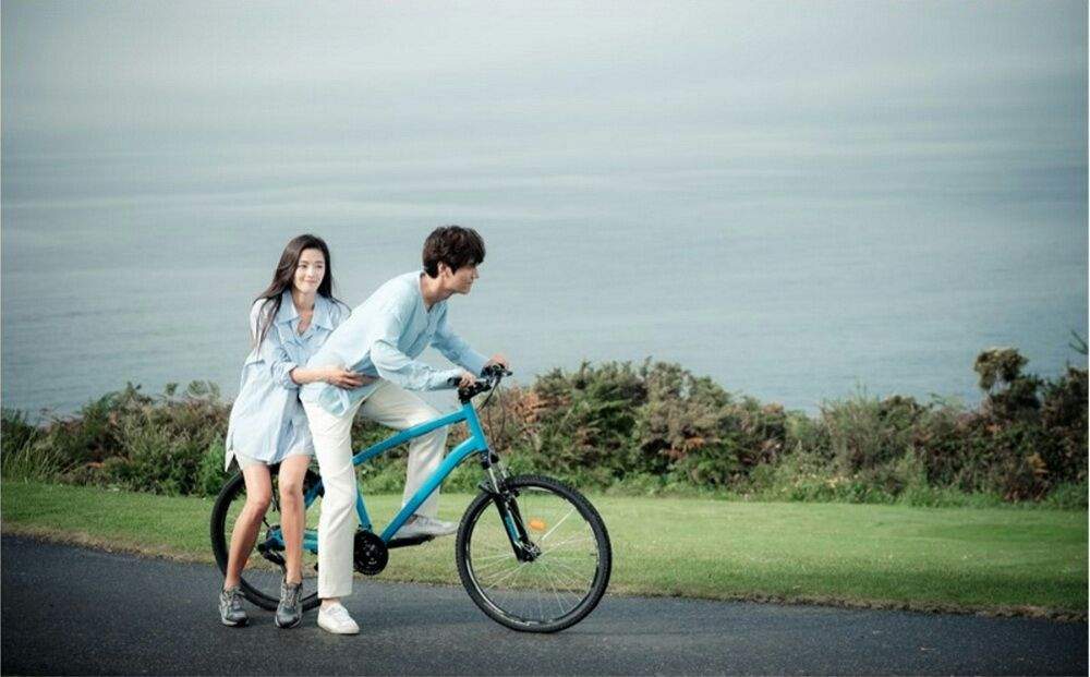 cặp đôi đạp xe trong phim Huyền thoại biển xanh