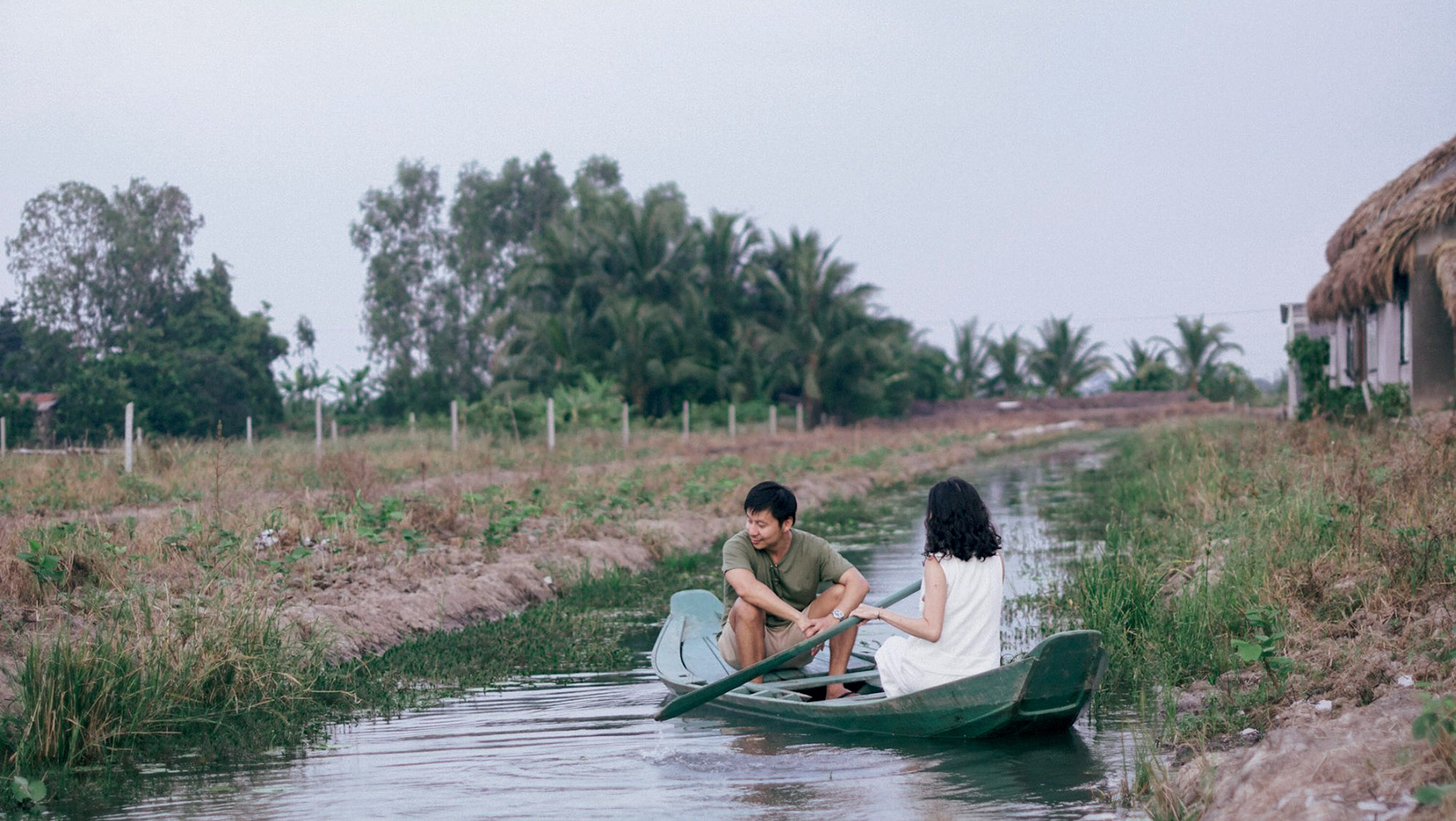 cặp đôi chèo thuyền 