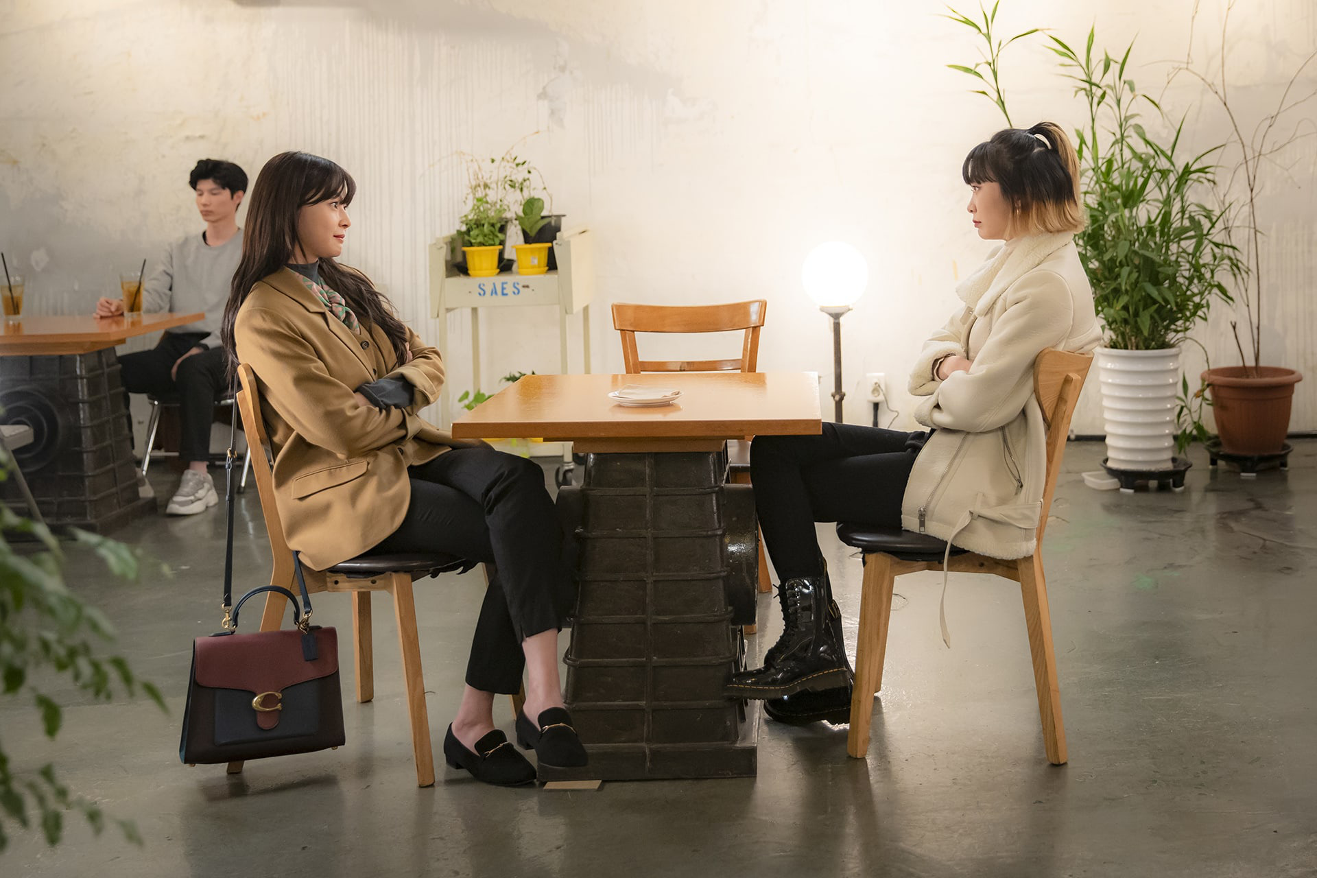 Phong cách menswear của hai nhân vật nữ trong phim Hàn Quốc Itaewon Class