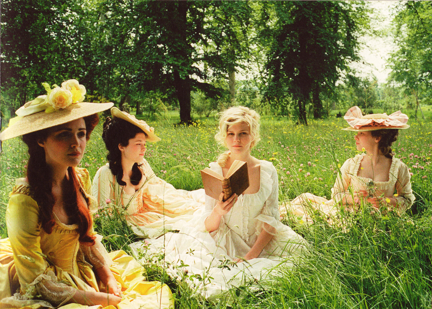 thời trang phim marie antoinette 4 nhân vật mặc đầm trắng vàng ngồi trên bãi cỏ
