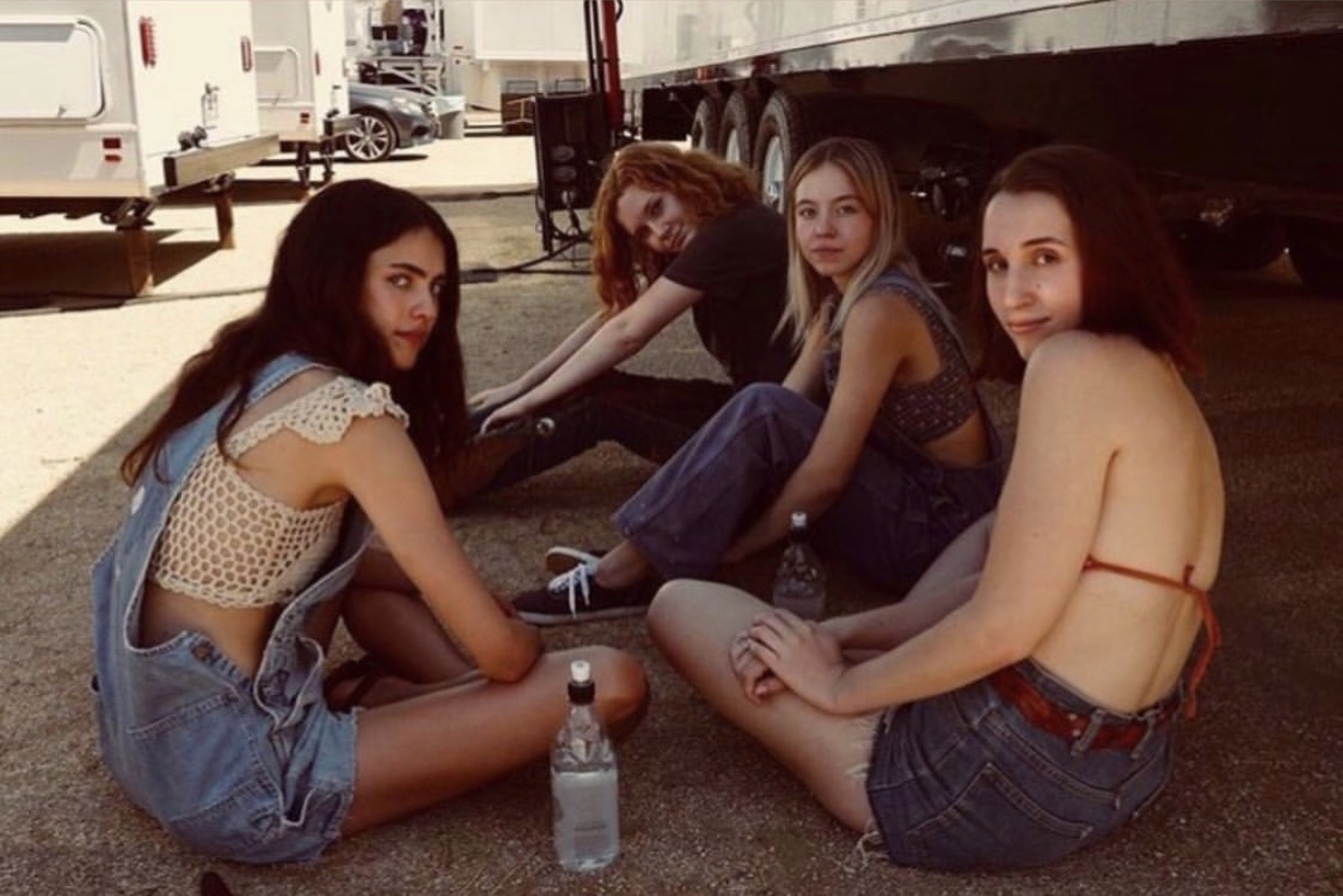 thời trang trong phim once upon a time in hollywood margaret qualley nhóm các cô gái hippie