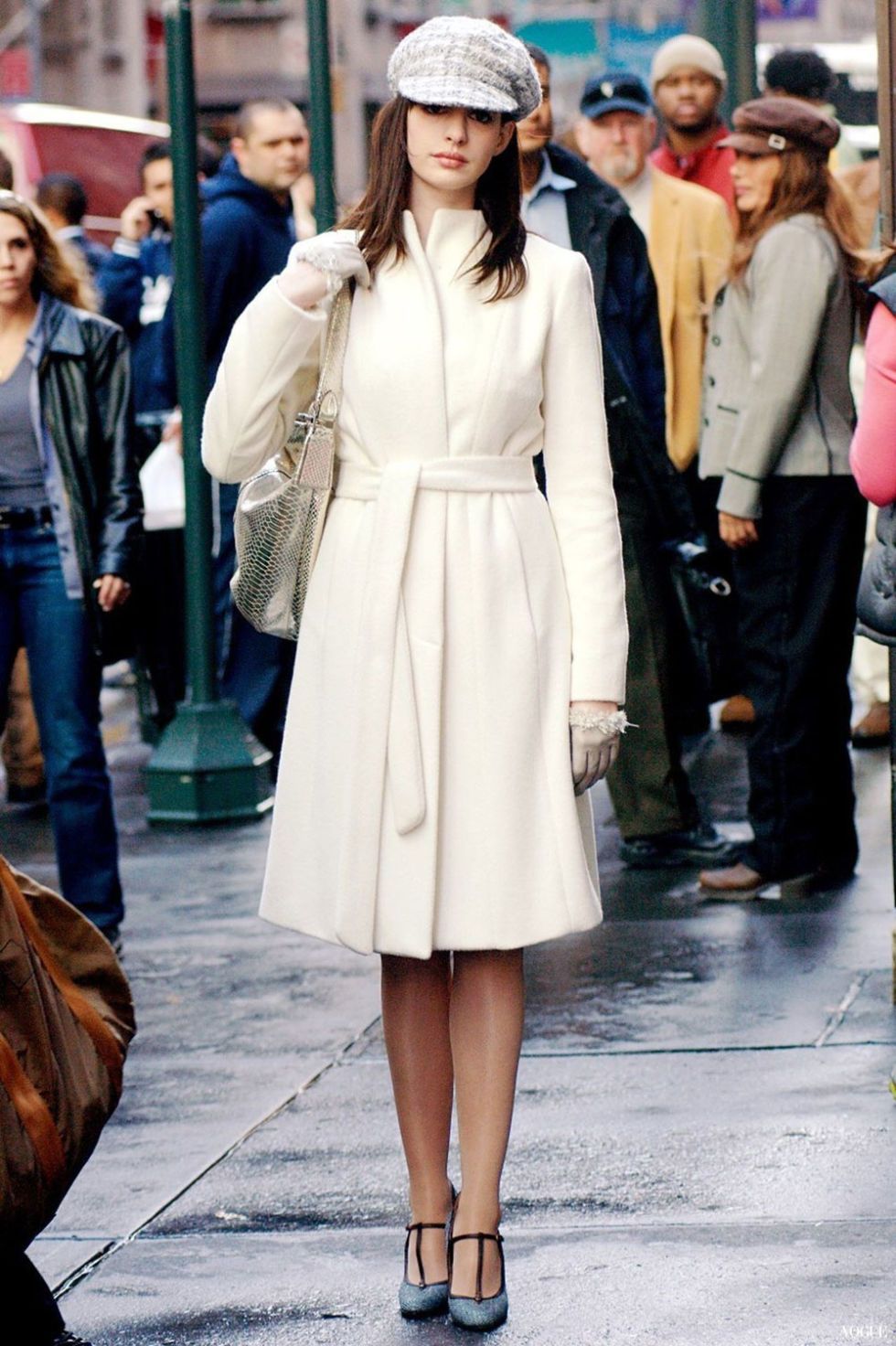 thời trang trong phim the devil wears prada andy áo khoác trench coat trắng mũ beret trắng