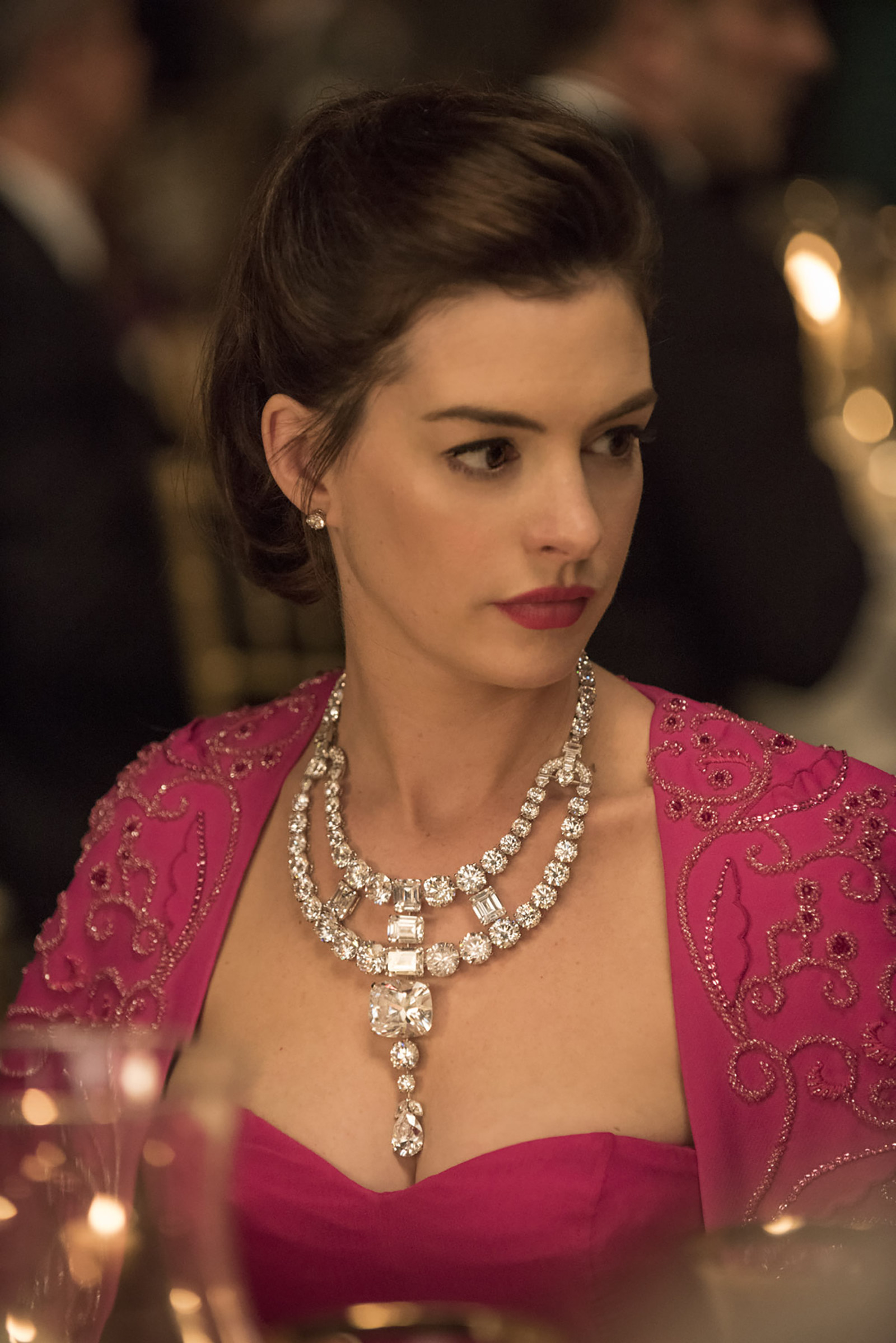 thời trang trong phim ocean's 8 anne hathaway daphne kluger đầm hồng