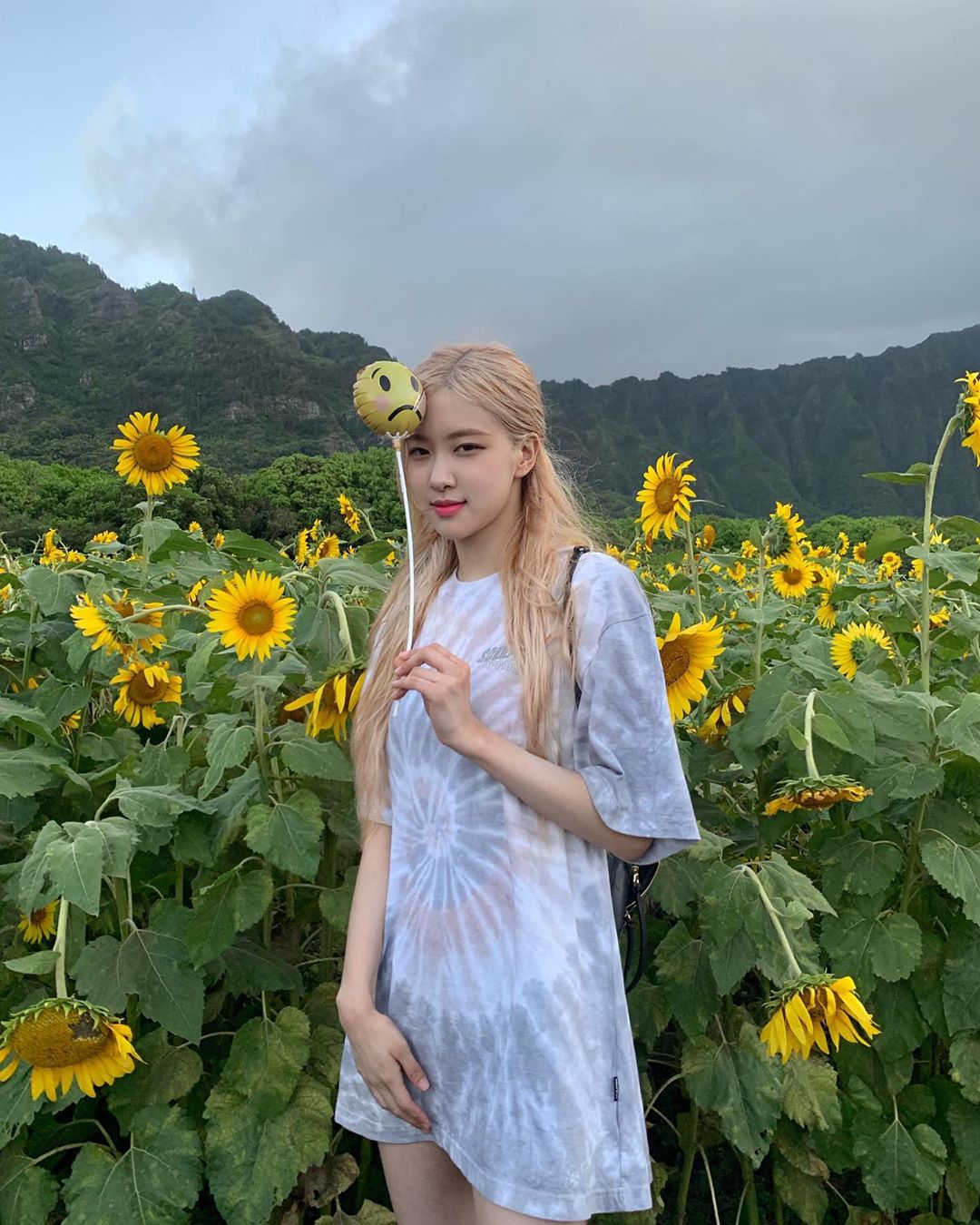 rosé mặc áo style giấu quần nhuộm tie dye