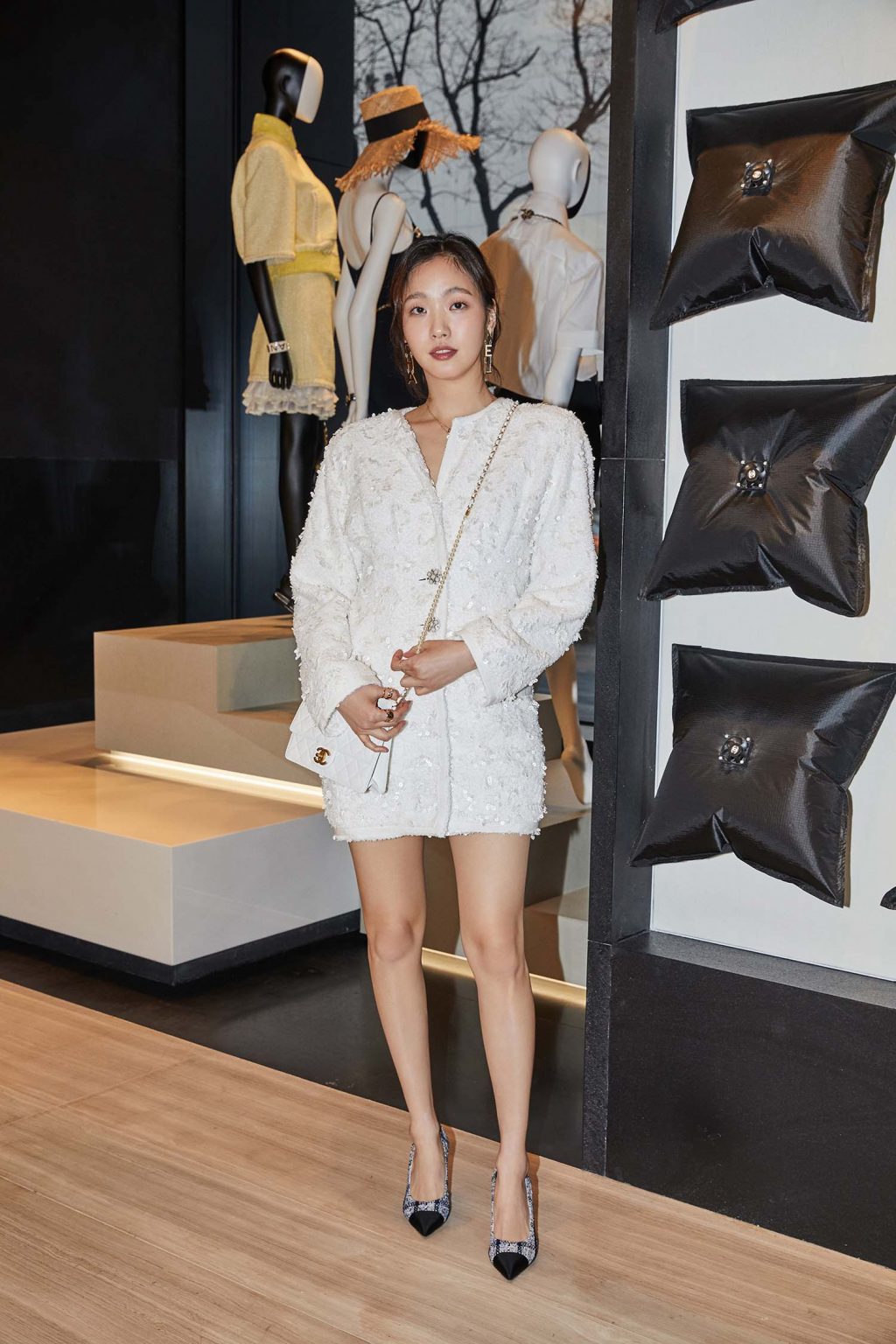 Cách mặc đẹp như Kim Go Eun với đầm trắng, túi xách và giày cao gót Chanel