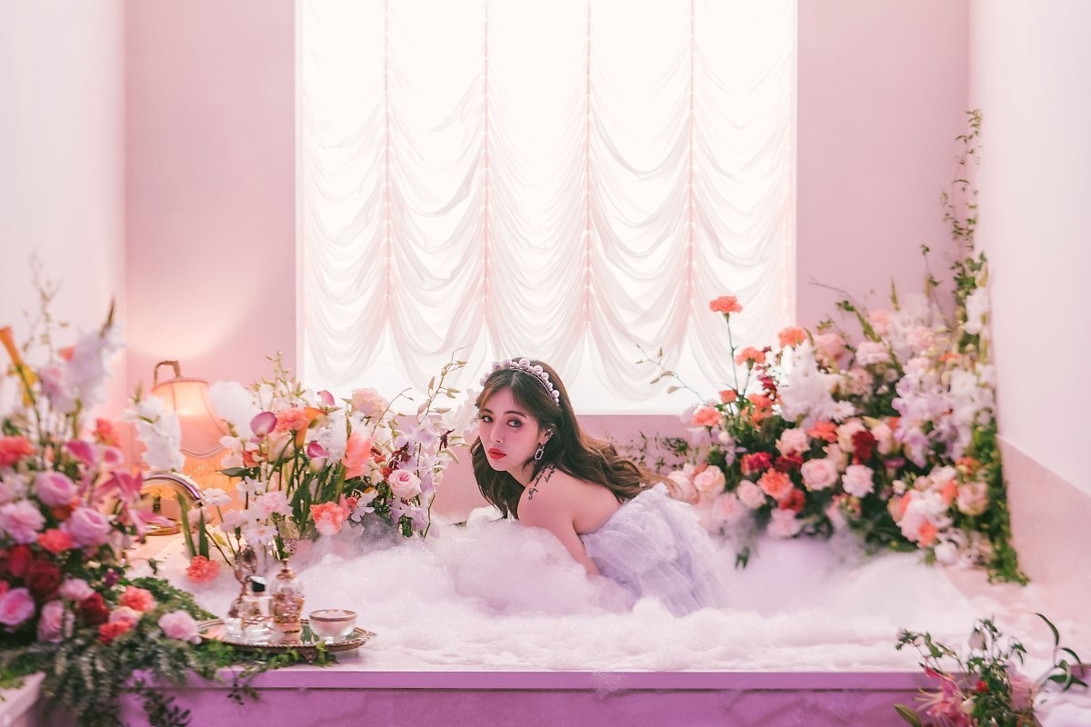 HyunA ngồi trong bồn tắm trong MV Flower Shower