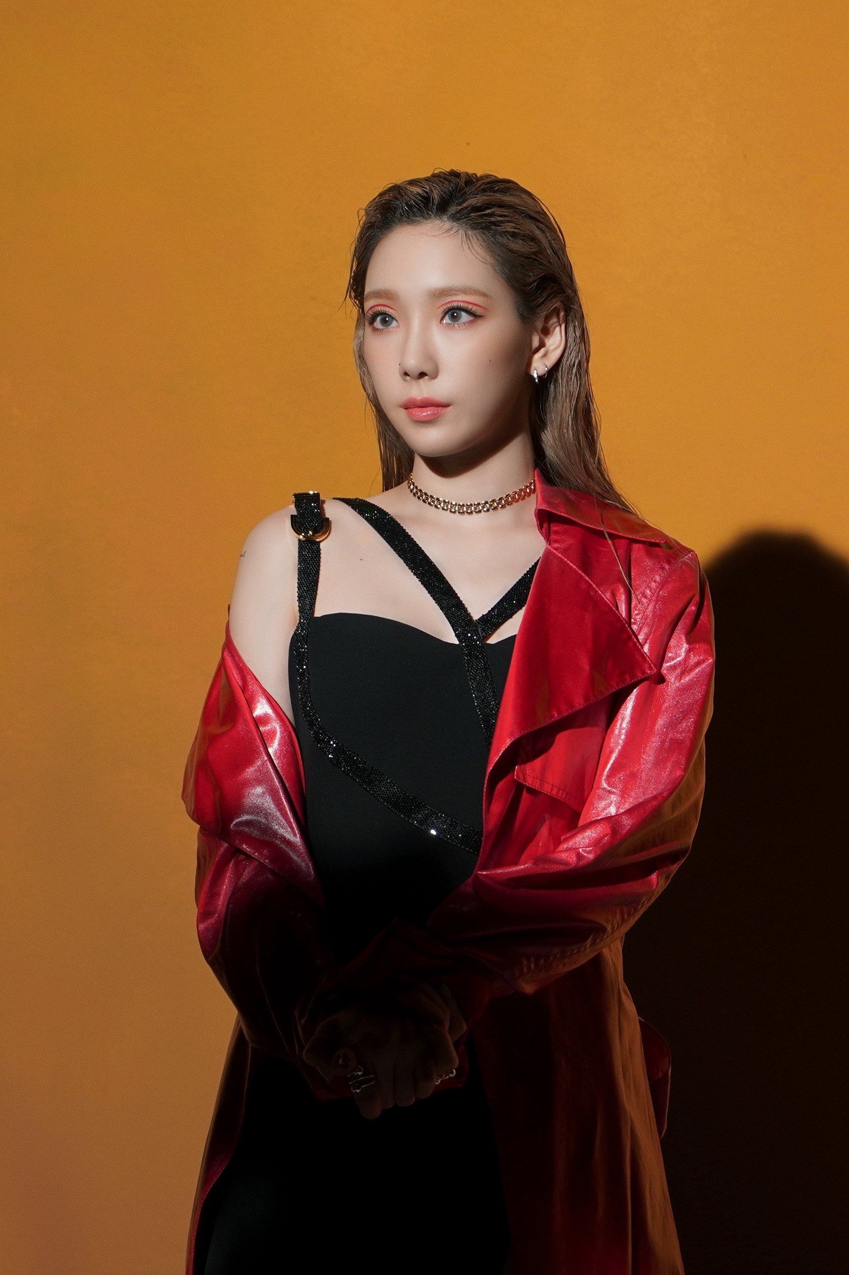 Taeyeon mặc đầm đen, áo khoác da đỏ trong MV nhạc KPOP Spark