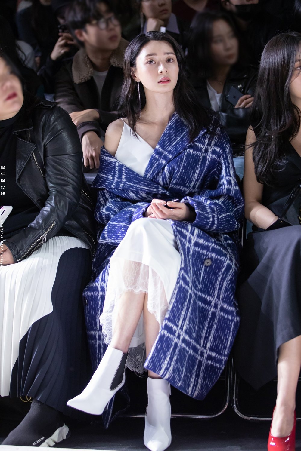 Thời trang tuổi 30 của Kwon Na Ra với áo trench coat kẻ ô màu xanh, đầm trắng và giày bốt trắng