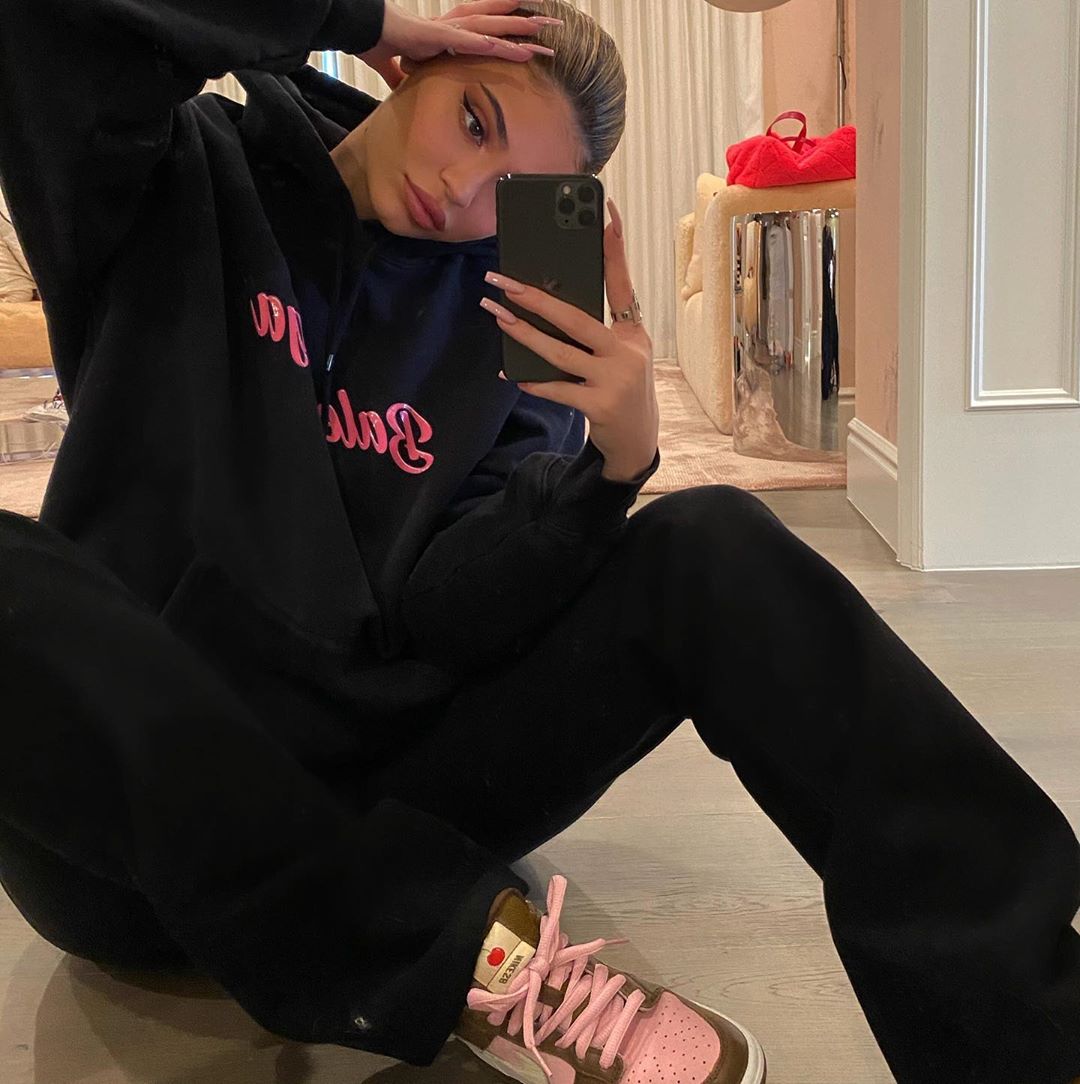 Trang phục ở nhà của Kylie Jenner với sweat suits đen và giày sneakers hồng
