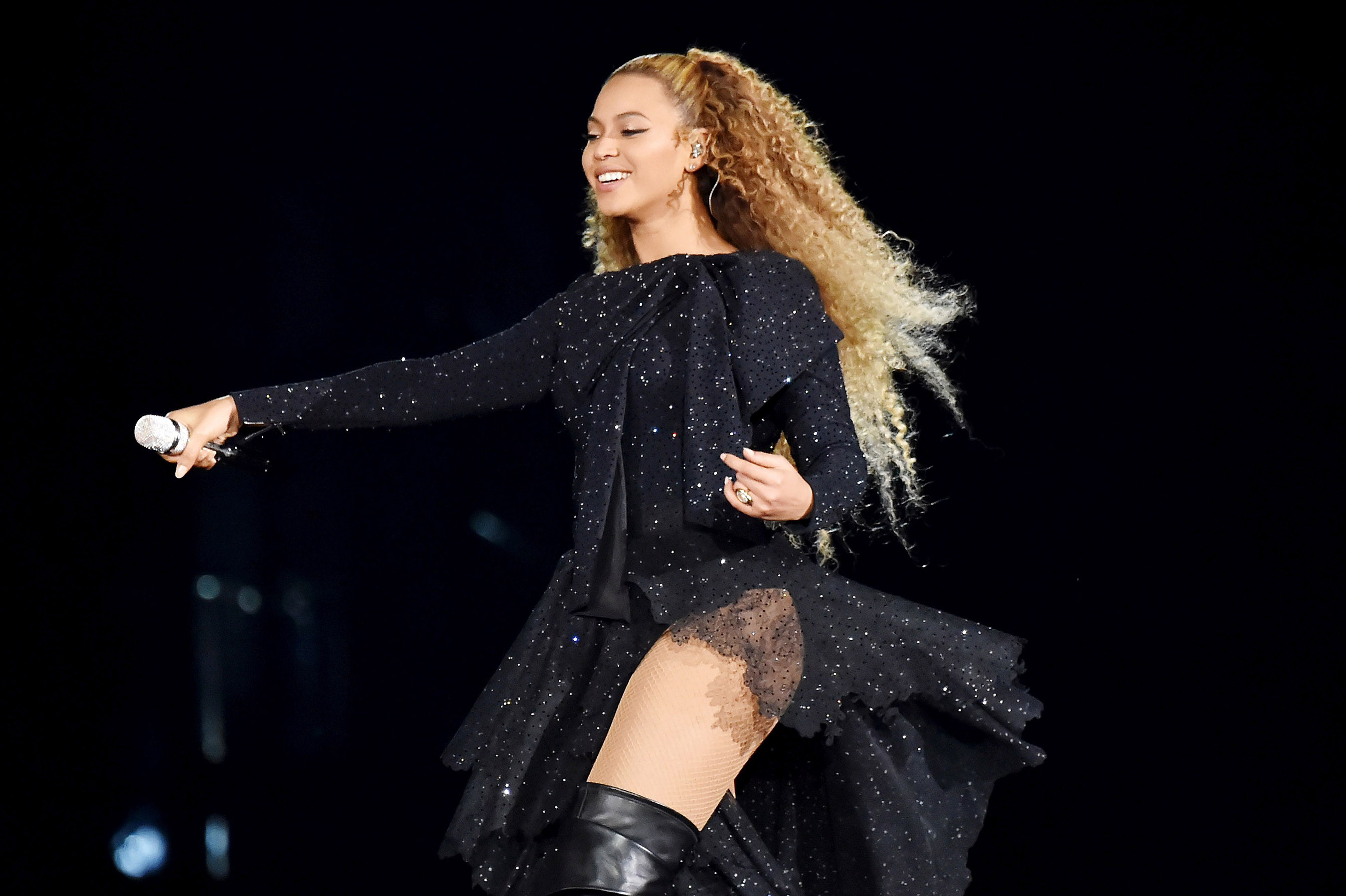 Beyonce mặc trang phục Givenchy trong Tour diễn On The Run II