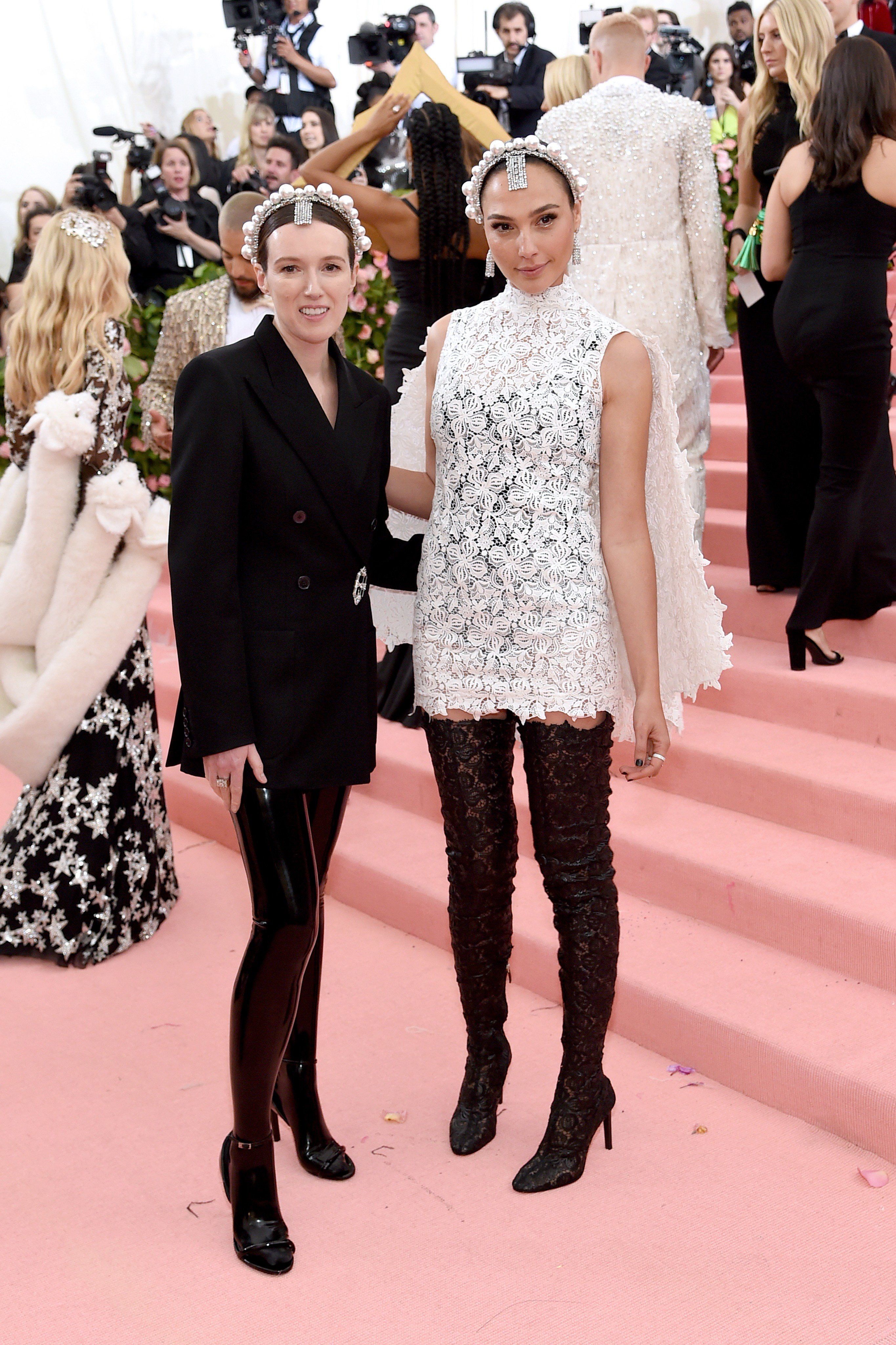 Gal Gadot và NTK Clare Waight Keller mặc trang phục Givenchy tại Met Gala 2019