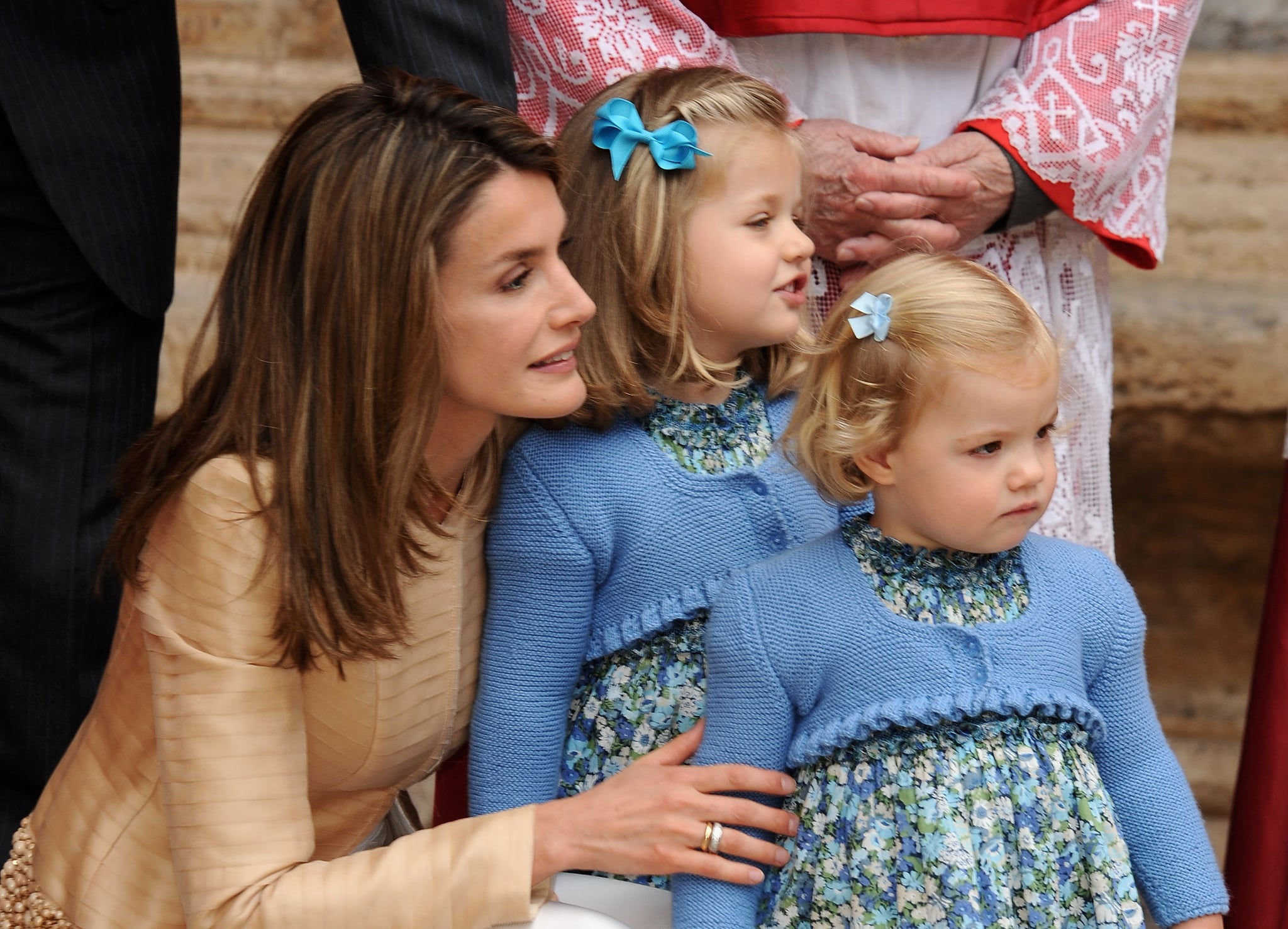 Tiểu Công chúa Leonor và Sofia mặc đầm hoa và áo khoác len xanh