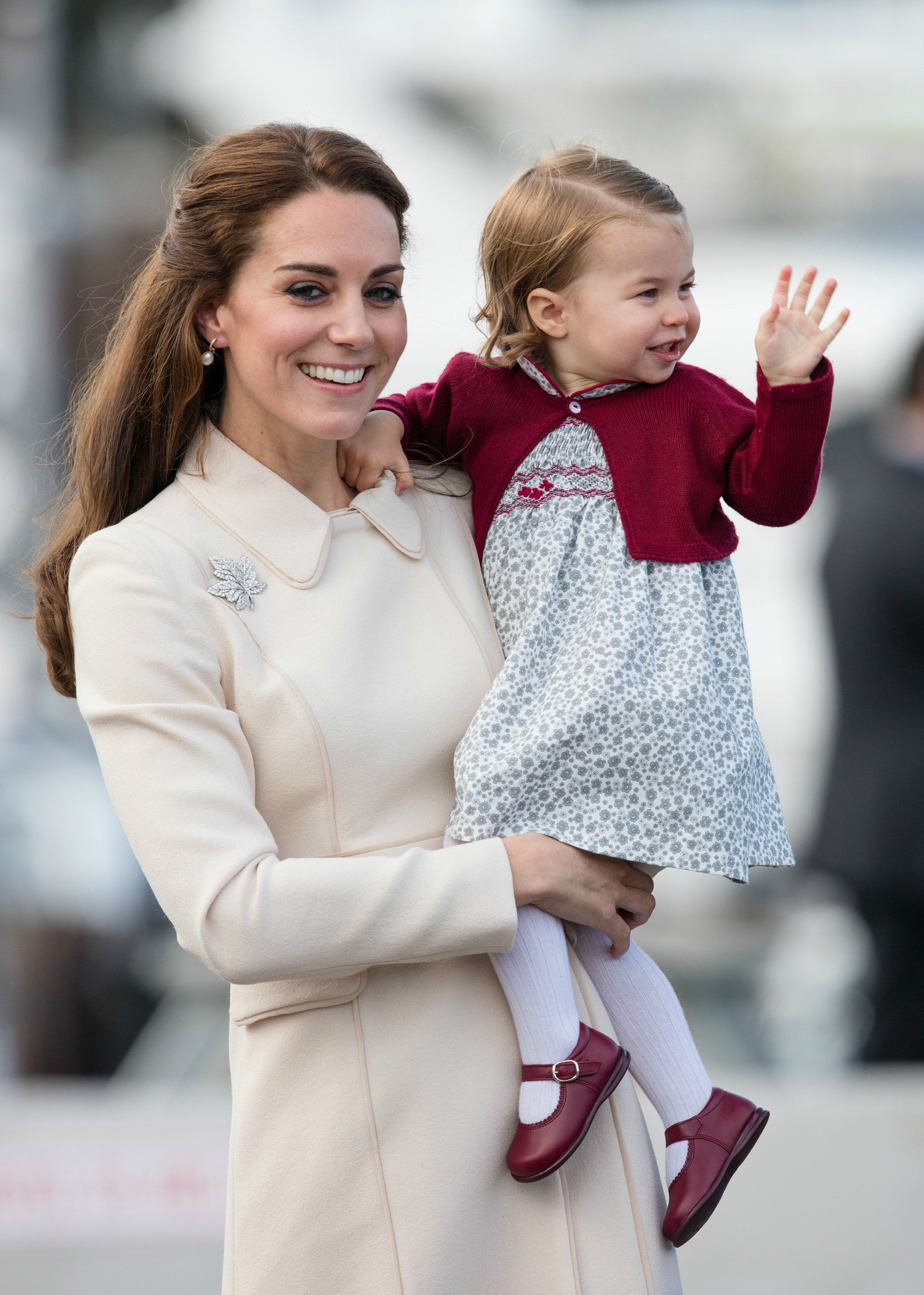 Tiểu công chúa Charlotte mặc đầm hoa, áo khoác đỏ đô cùng công nương Kate Middleton