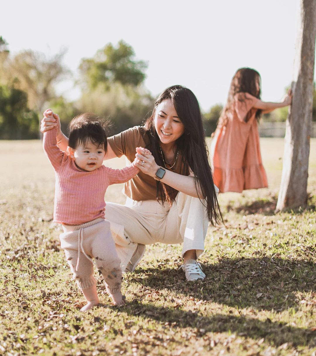 Laura Izumikawa mặc trang phục ở nhà với áo thun nâu và quần suông màu trắng