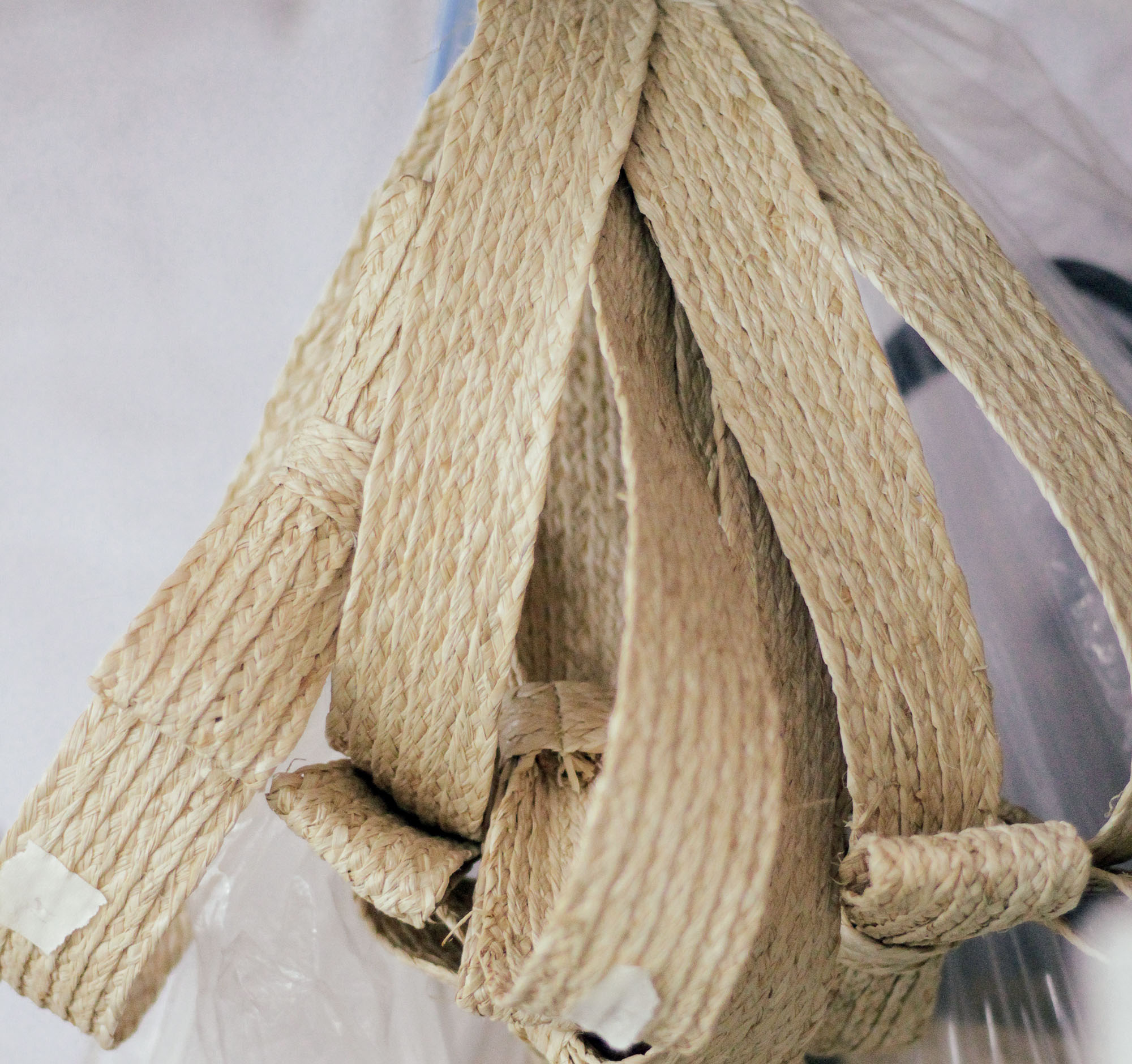 Leinné những sợi raffia được bện nhuyễn