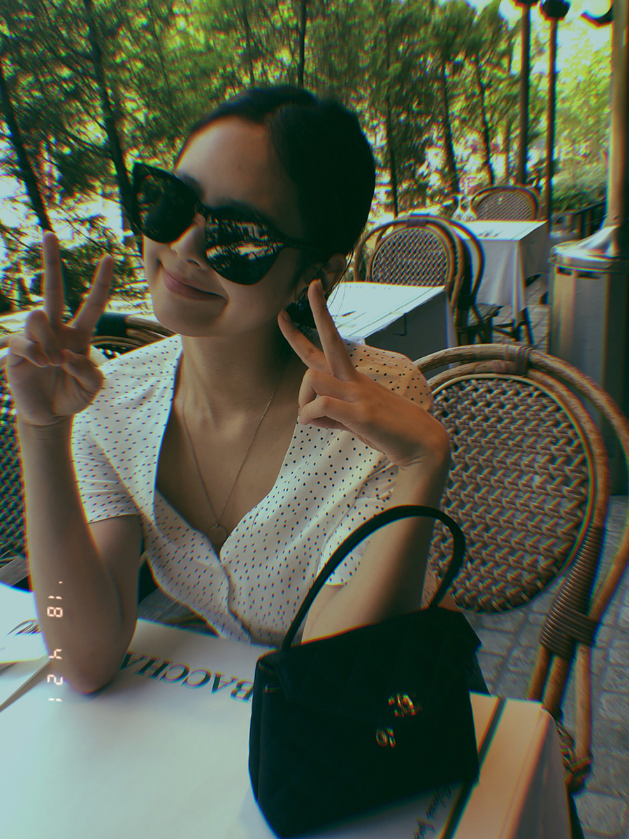 Sao Hàn Jennie mặc áo chấm bi, xách túi Chanel