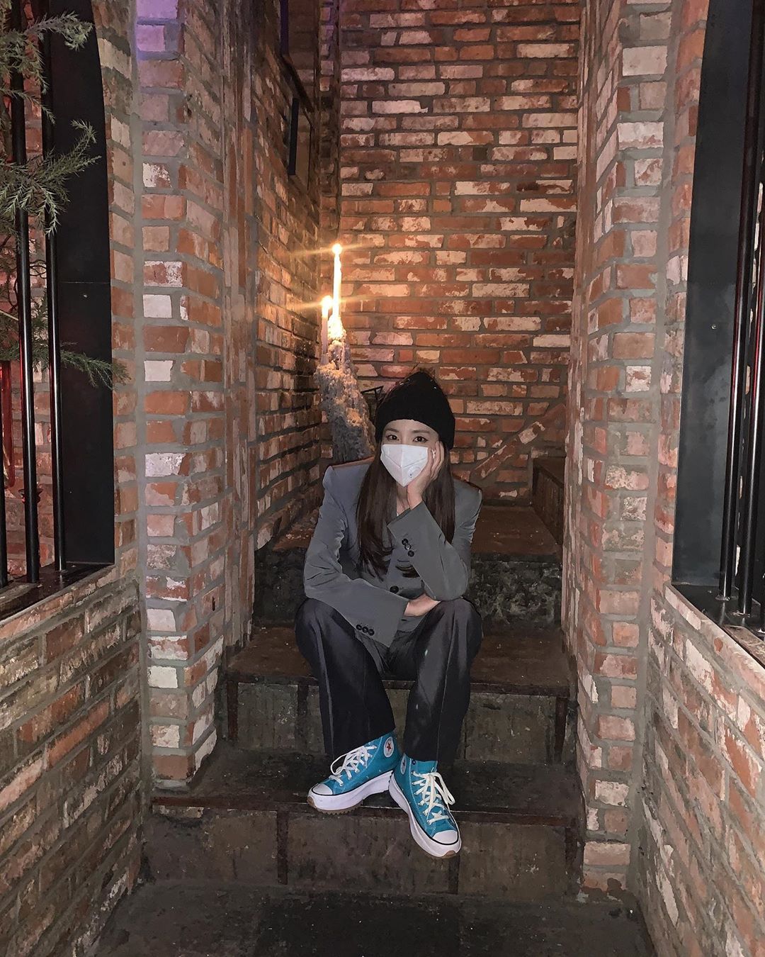 Sao Hàn Dara mặc đồ menswear mang Converse màu xanh da trời