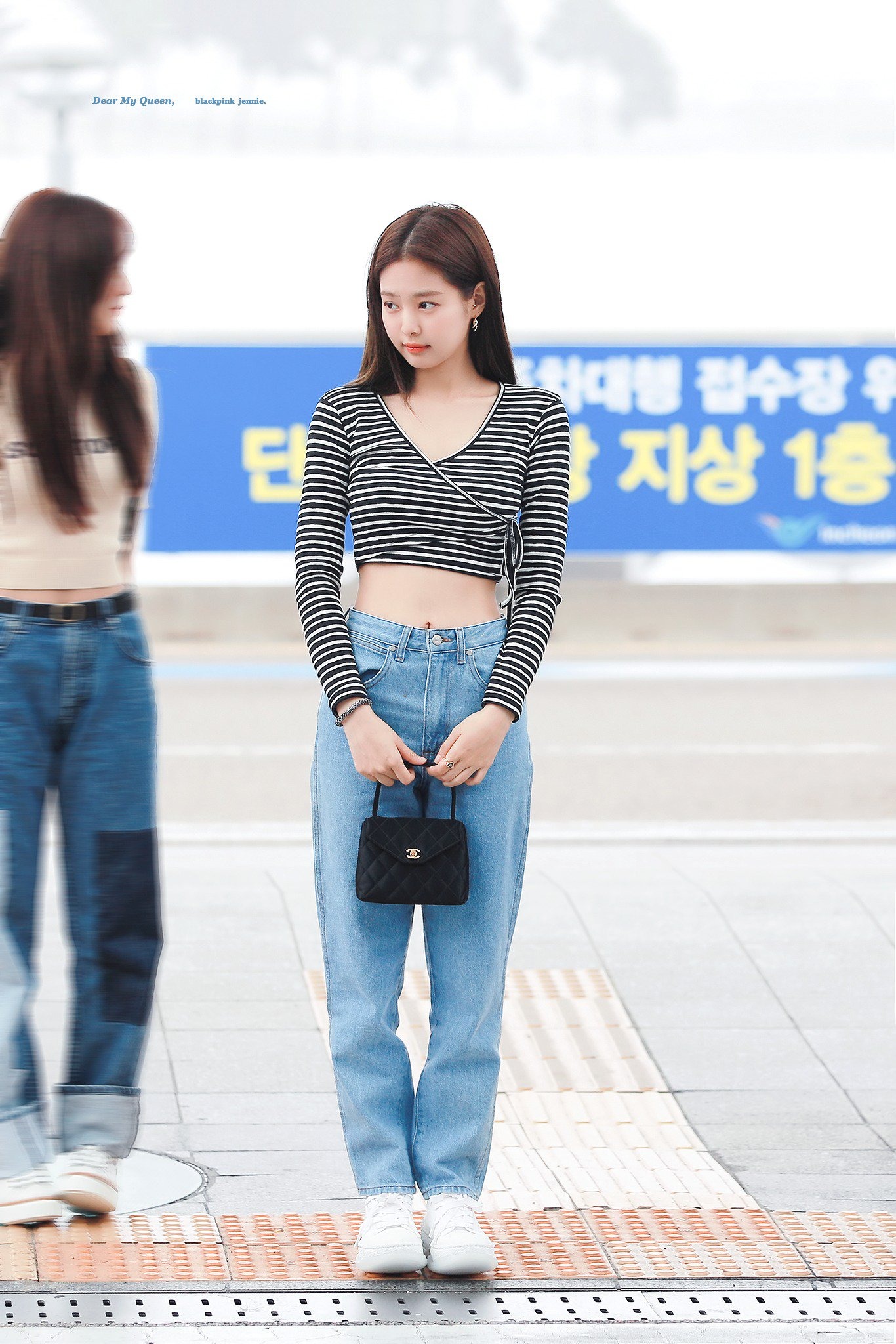 Sao Hàn Jennie mặc áo crop-top, quần jeans, xách túi Chanel