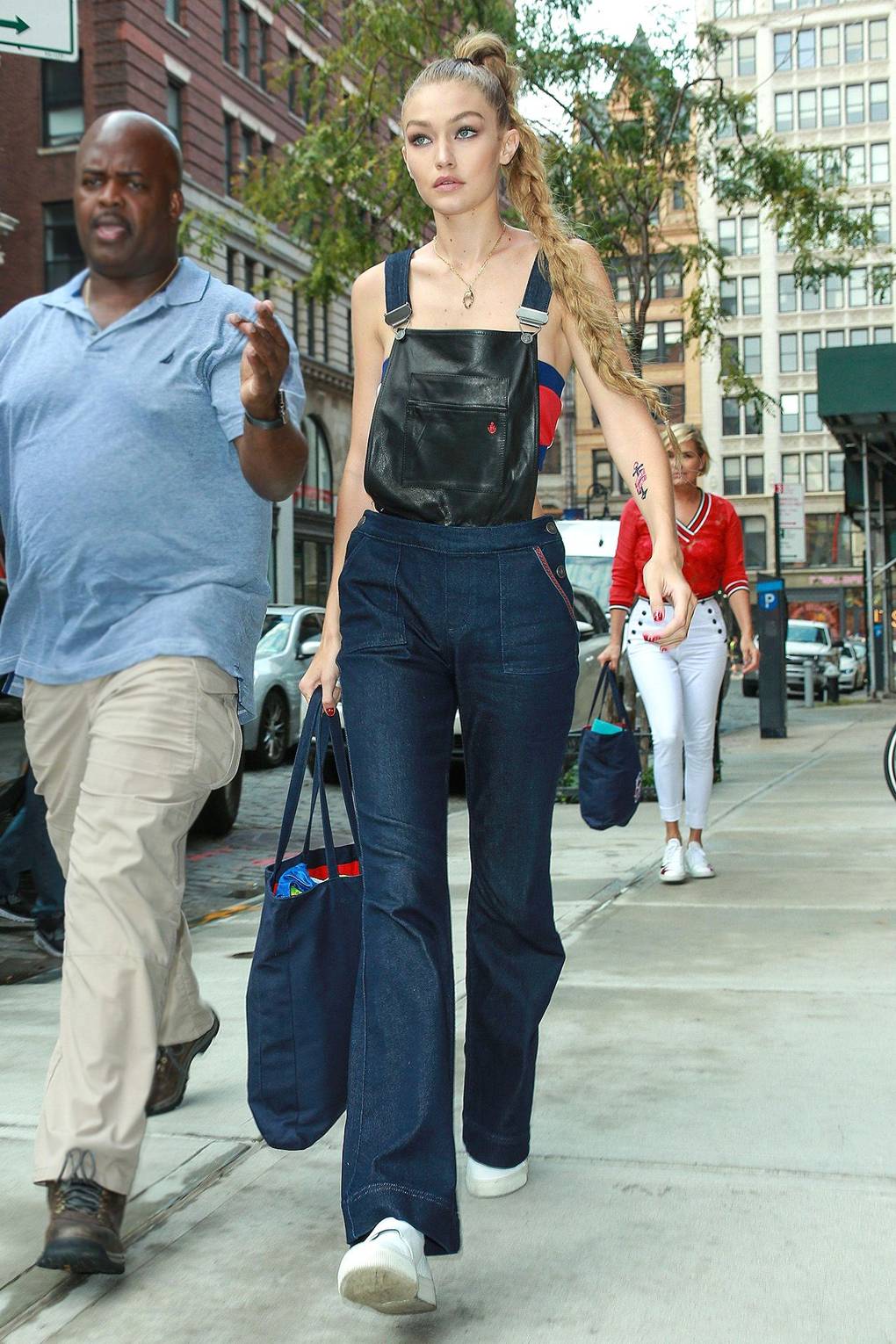 Gigi Hadid diện quần yếm jeans và giày thể thao