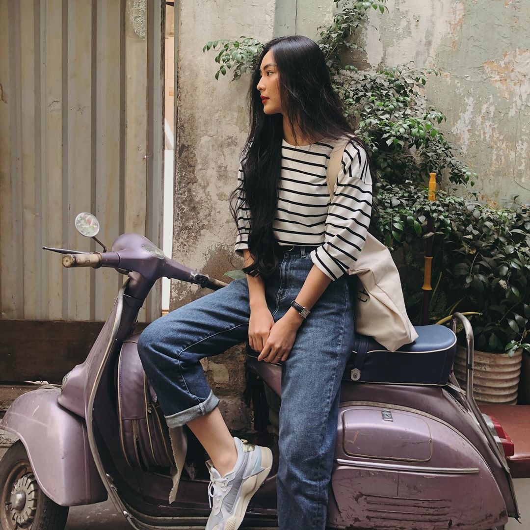 Helly Tống mặc áo sọc quần jeans, ngồi trên Vespa