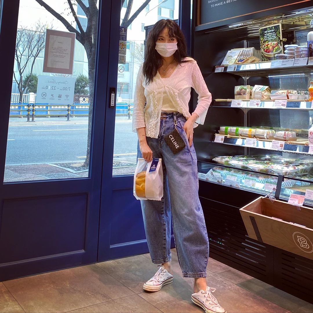 Hyuna mặc quần mom jeans cùng áo sơ mi trắng