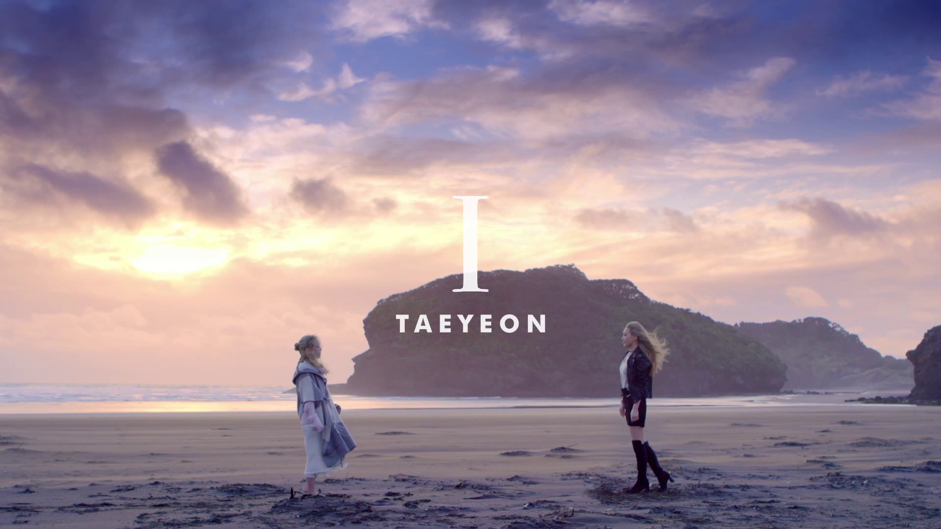 Thời trang của ca sĩ Taeyeon trong MV I