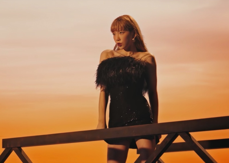 Ca sĩ Taeyeon mặc đầm lông vũ màu đen