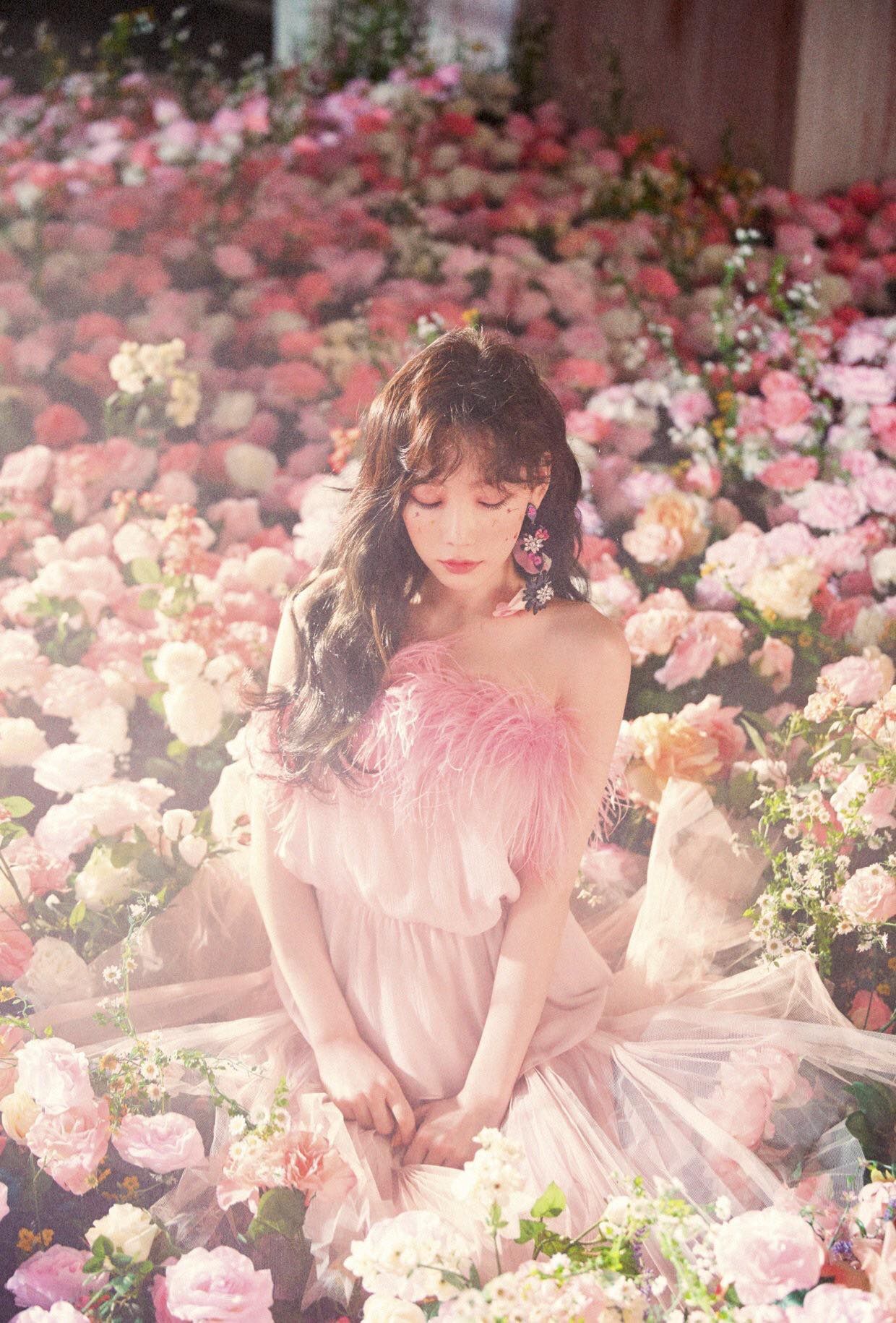 Ca sĩ Taeyeon mặc đầm hồng ngồi giữa vườn hoa trong MV Make Me Love You