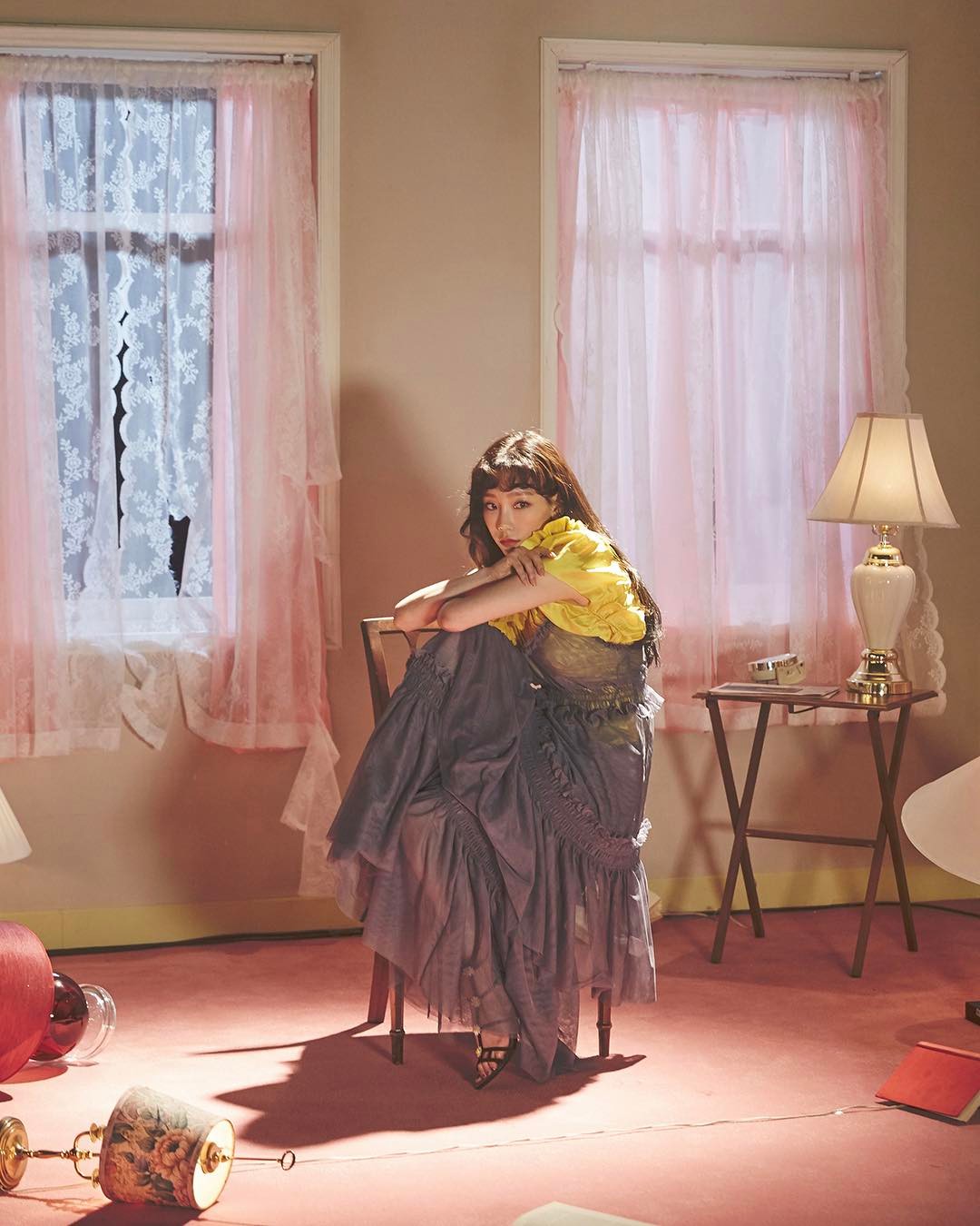 Ca sĩ Taeyeon mặc đầm voan xanh trong MV Make Me Love You