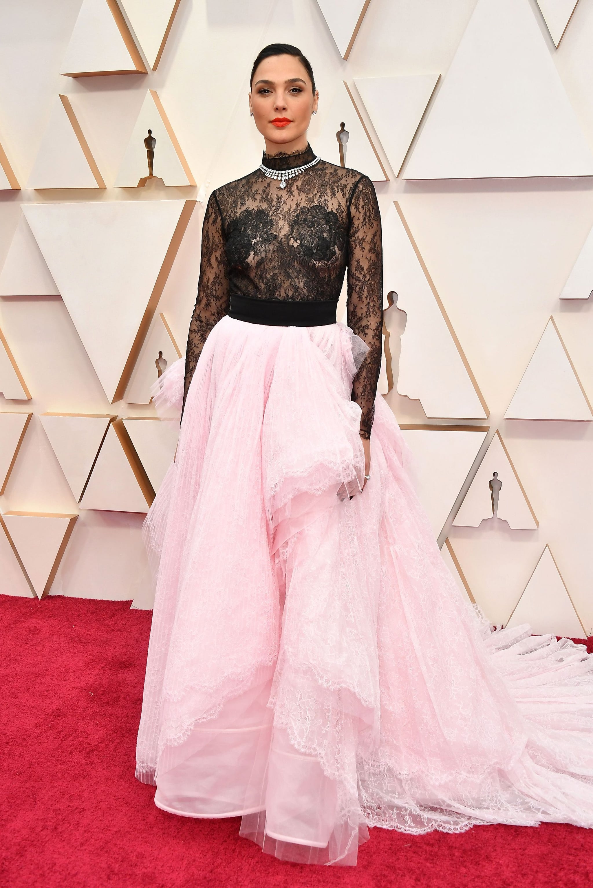 Thời trang cung Kim Ngưu - Gal Gadot mặc đầm voan hồng trên thảm đỏ Oscar