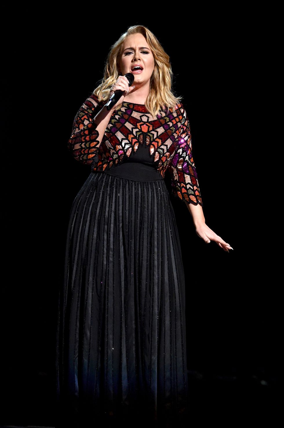 Thời trang cung Kim Ngưu - Adele mặc đầm sequin Givenchy
