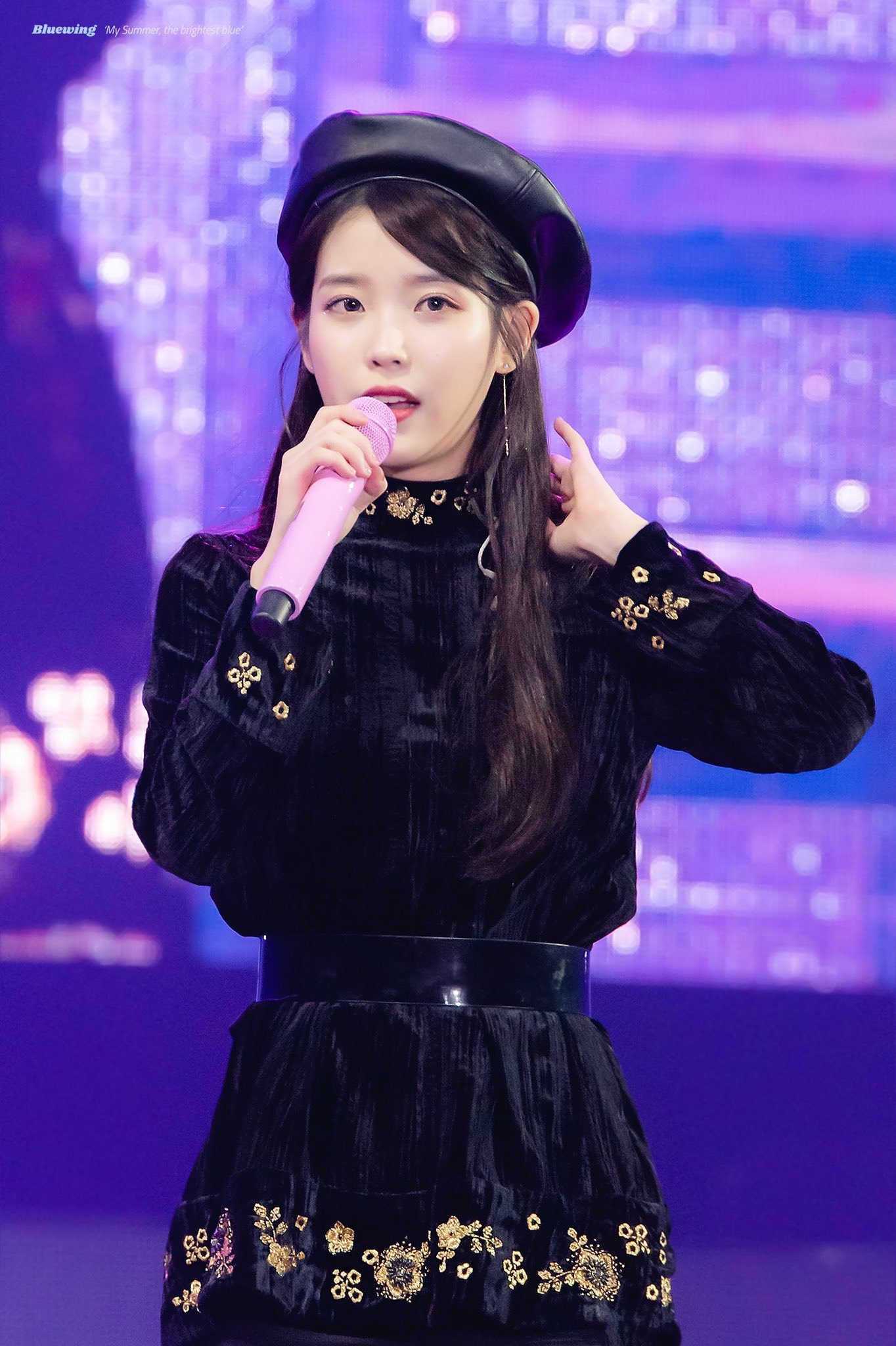 Thời trang cung Kim Ngưu - IU mặc đầm nhung đen, đội mũ beret