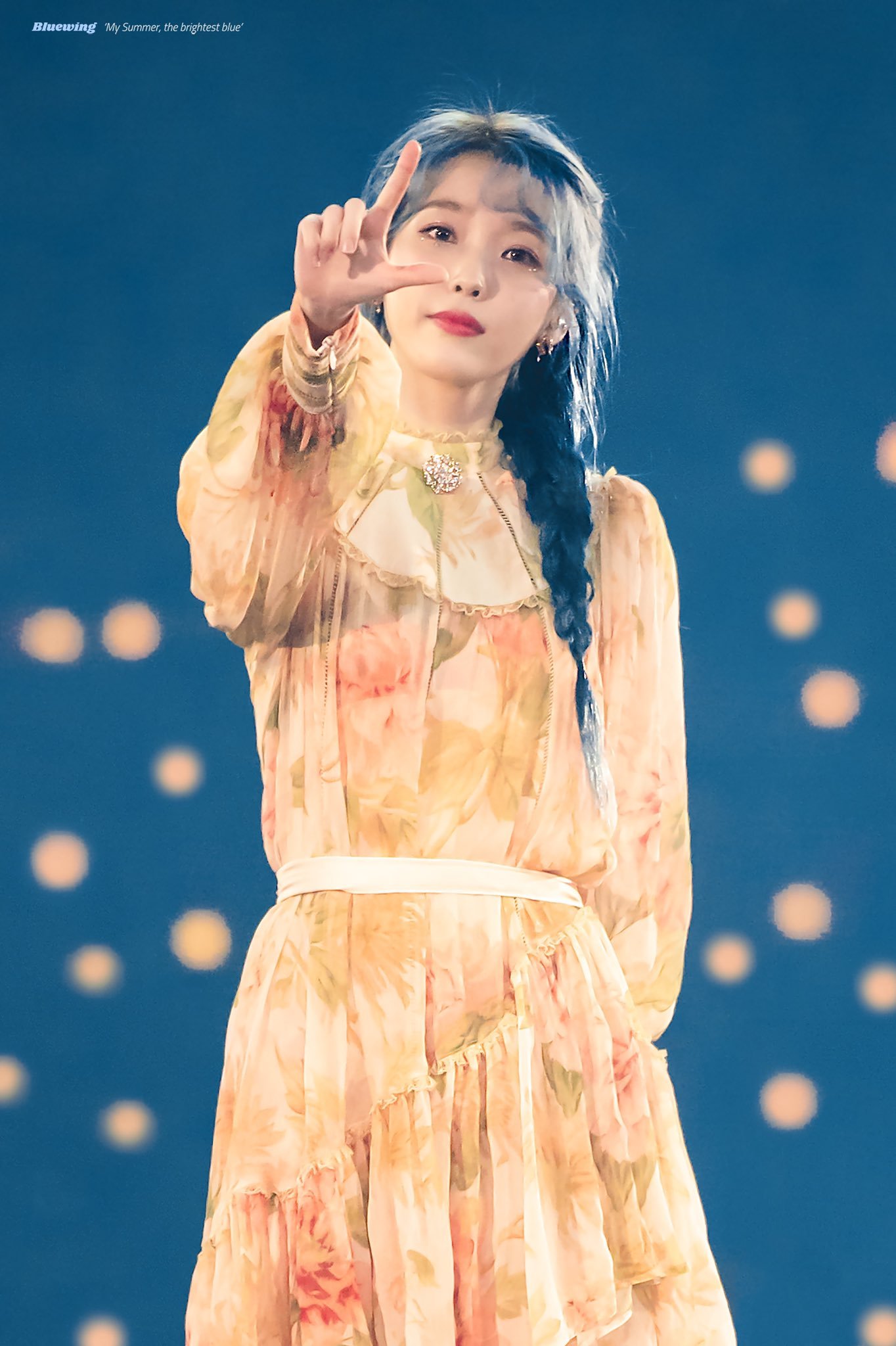 Thời trang cung Kim Ngưu - IU mặc đầm voan in hoa