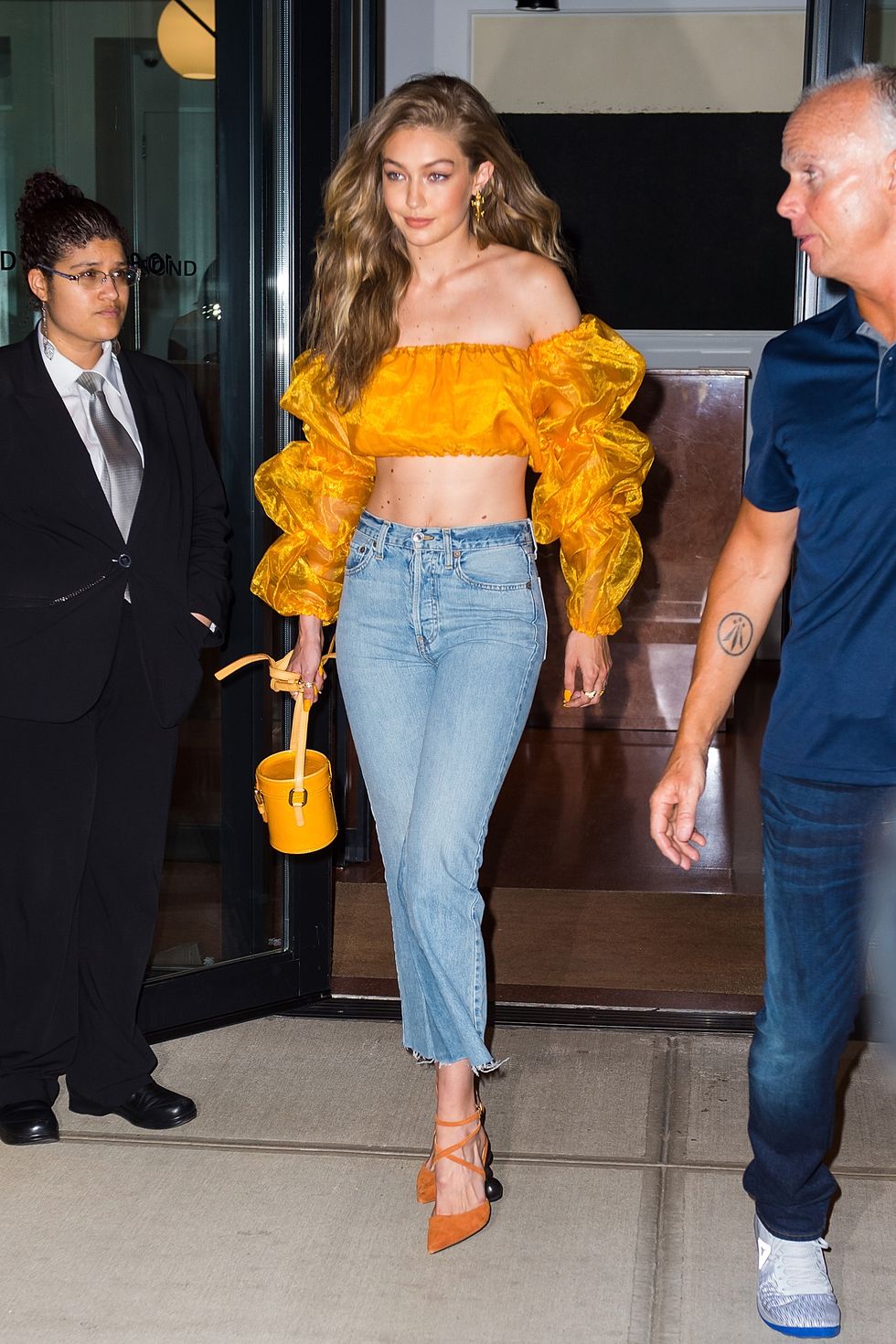 Thời trang cung Kim Ngưu - Gigi Hadid mặc áo trễ vai màu vàng và quần jeans