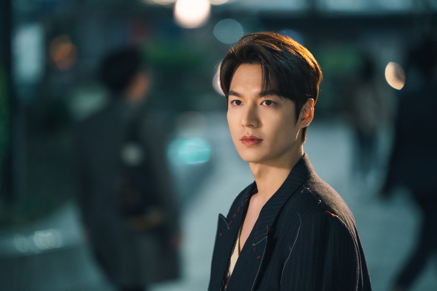 Lee Min Ho diện trang phục của Gucci trong phim Quân Vương Bất Diệt