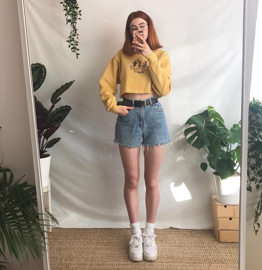 quần shorts cạp cao denim thắt lưng da crop top vàng