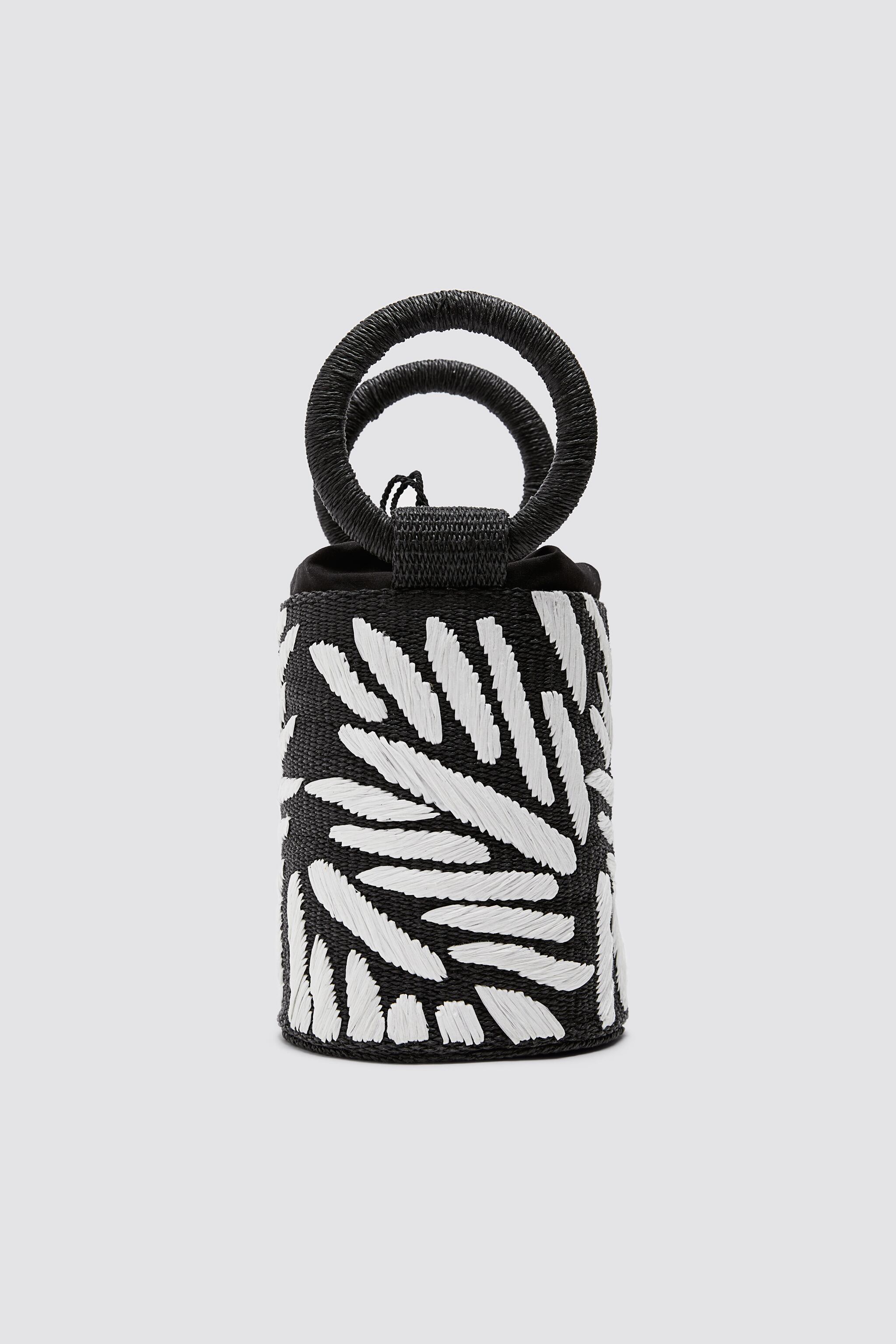 Túi cói bucket trắng đen của ZARA