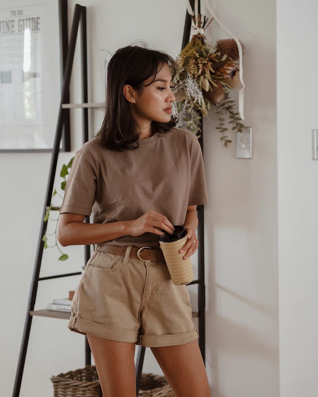 trang phục monochrome màu be quần shorts thắt lưng áo thun 