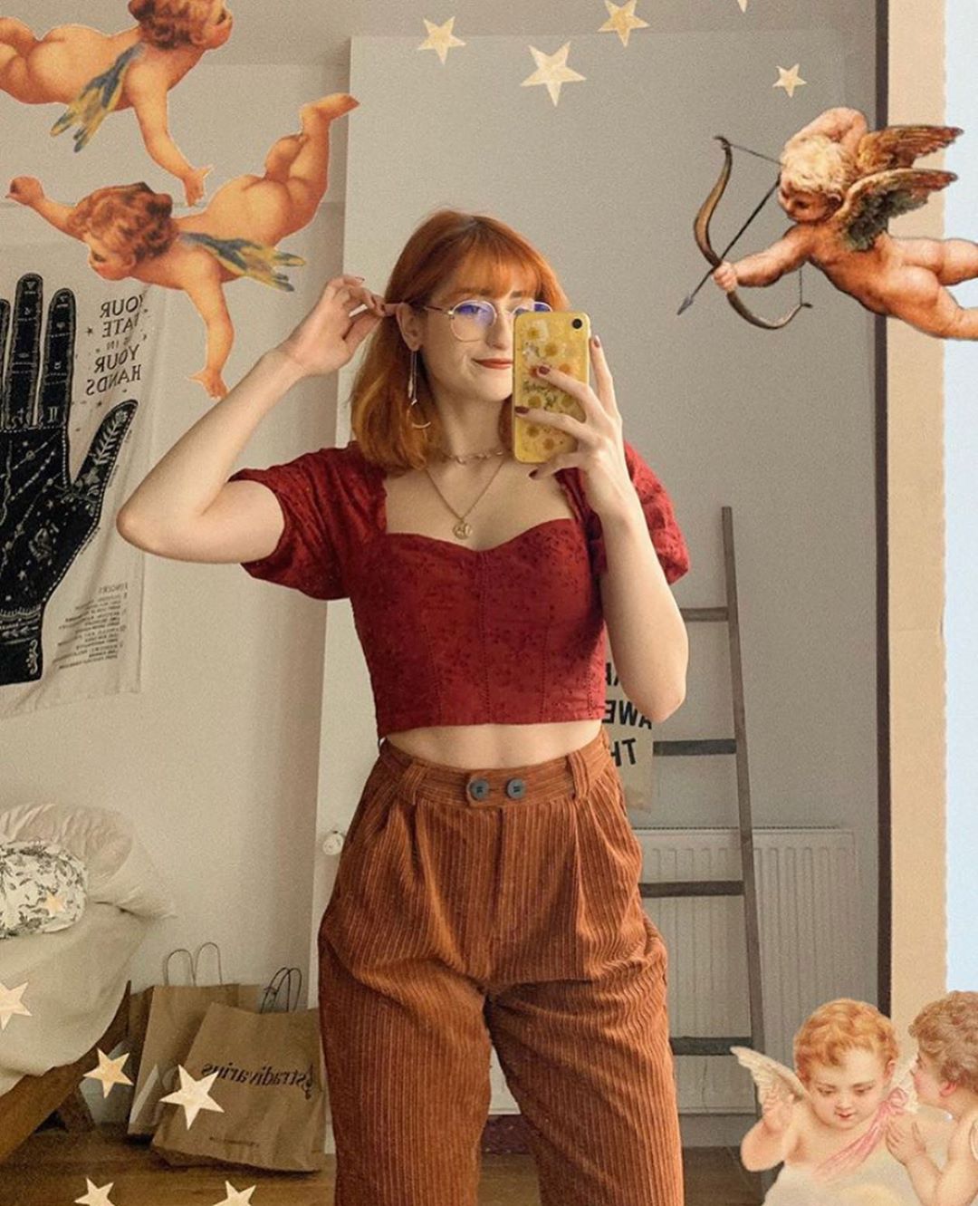 vintage aesthetic cô gái mặc áo mock cam quần nhung nâu