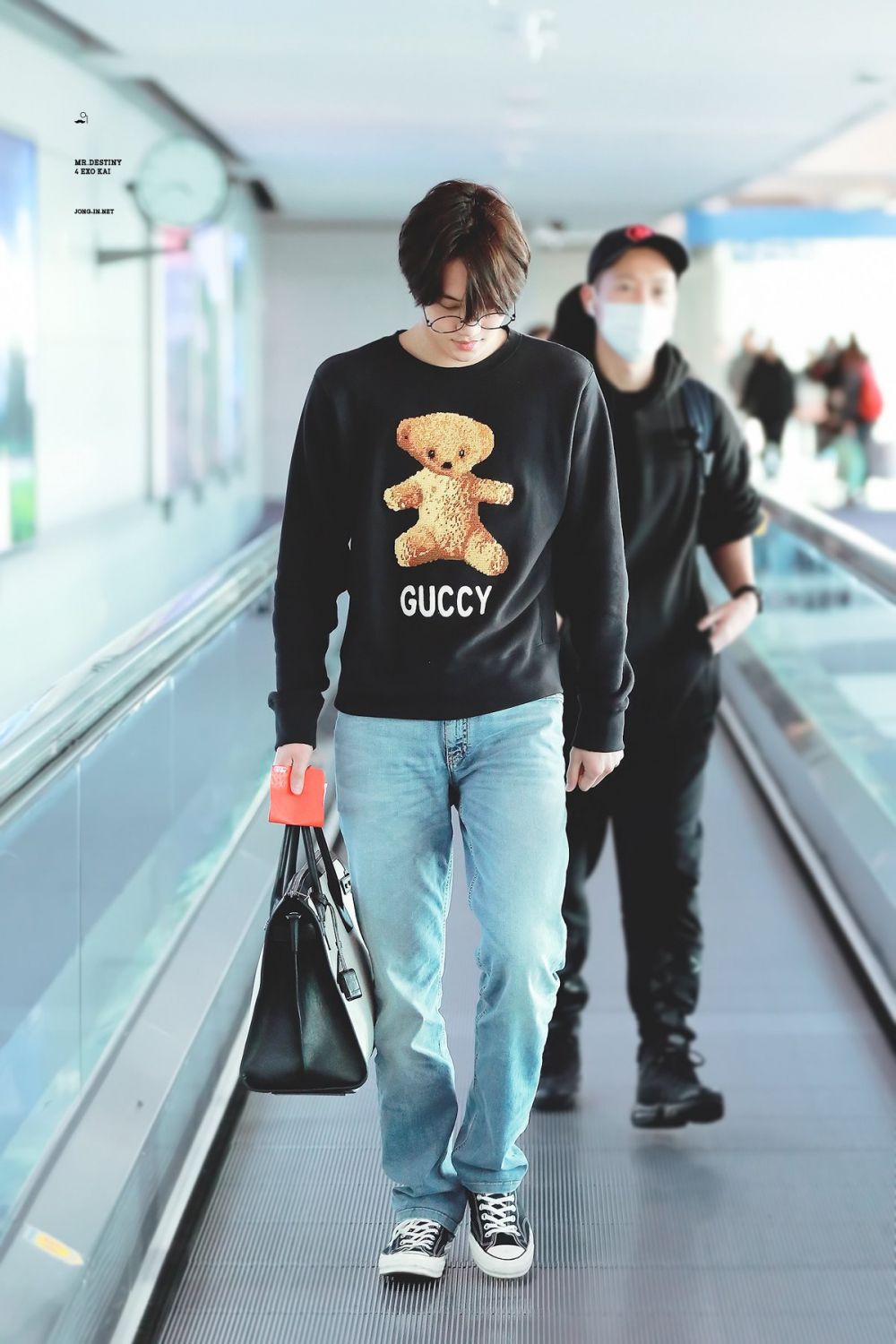 kai mặc áo sweater in hình gấu của gucci