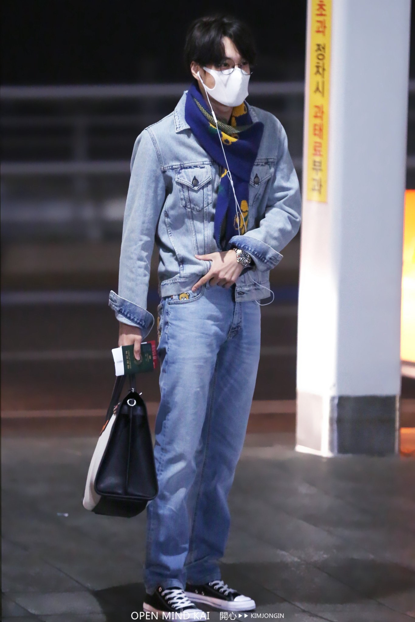 kai mặc áo denim và quần jeans in hình gấu của gucci