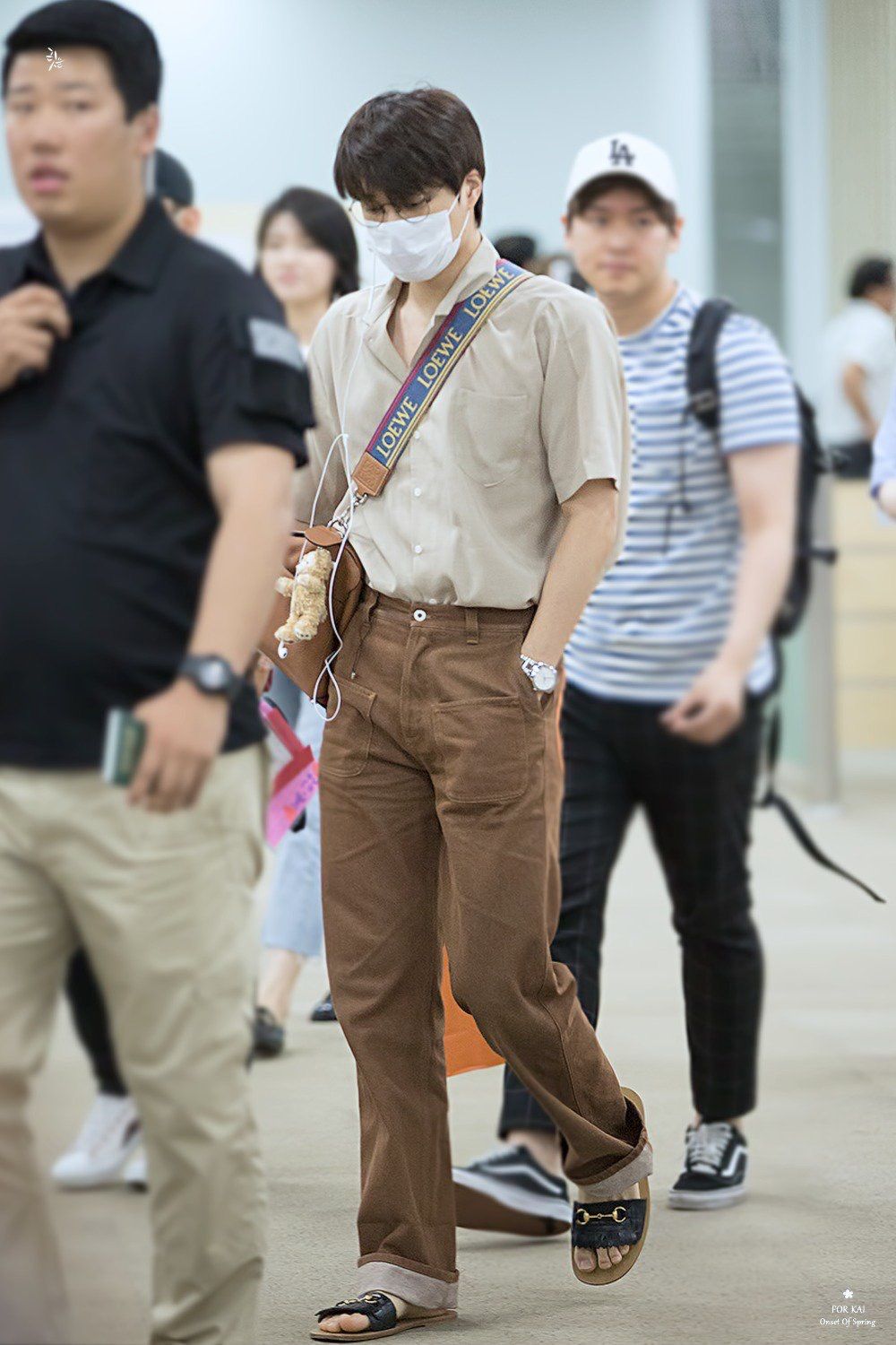 kai đeo túi hình gấu khi ra sân bay