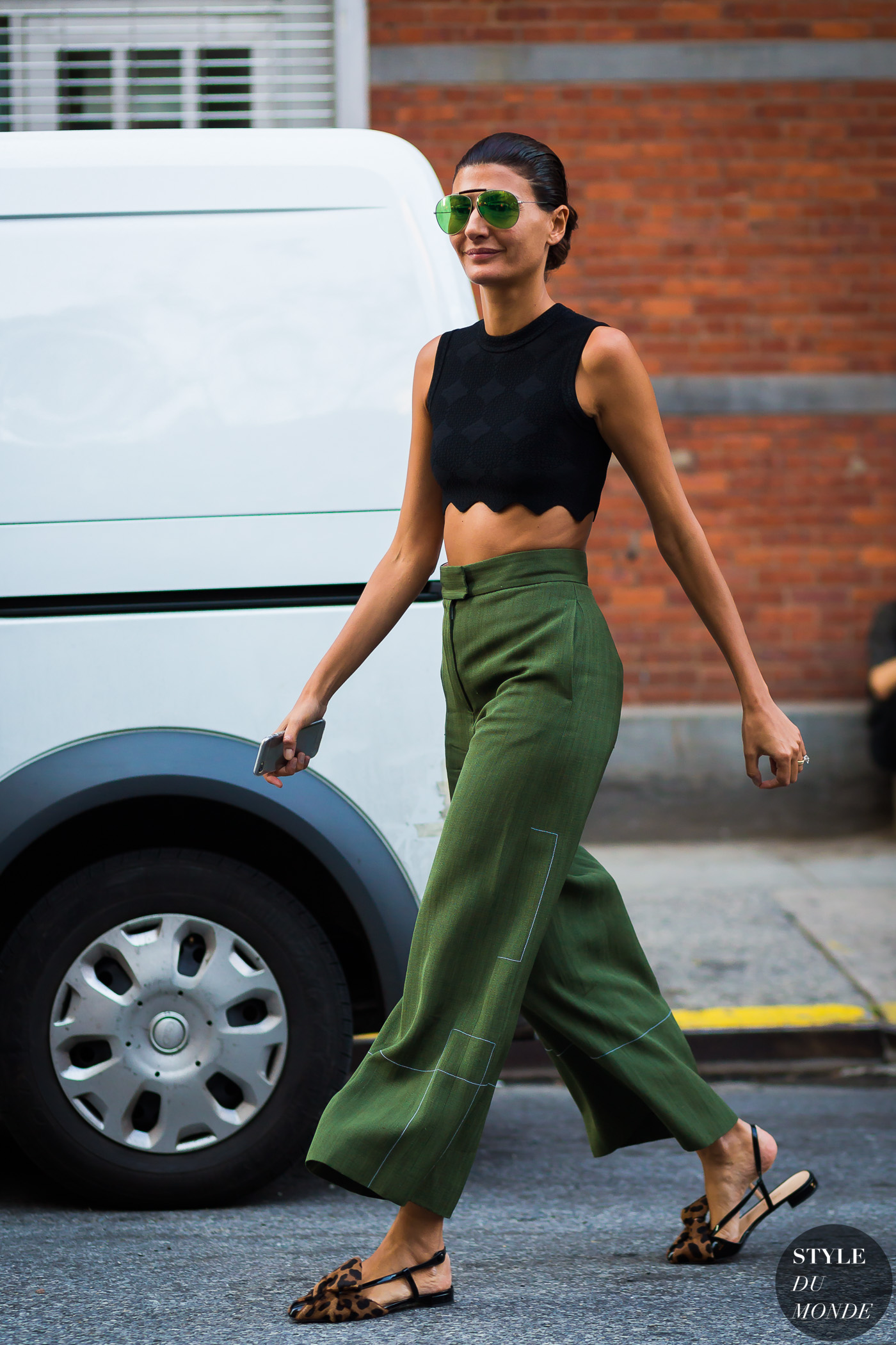 Quần baggy đũi màu xanh lá phối cùng áo crop-top màu đen