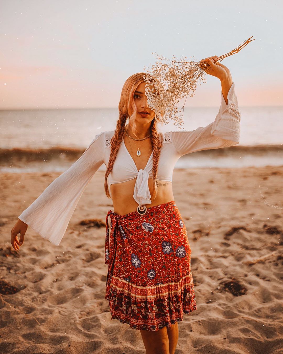 Phối đồ du lịch biển phong cách boho với áo crop-top và chân váy thổ cẩm